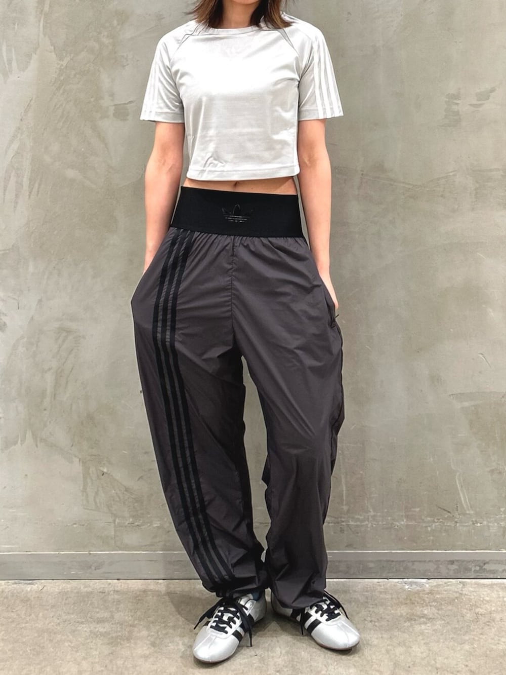 「チームガイスト、クロップドトップス、ウーブンパンツ、トラックパンツ、スニーカー、TOKYO、adidas、adidas originals、アディダス」｜「adidasのアディカラー チームガイスト ベビー半袖Tシャツ / アディダスオリジナルス adidas Originals（Tシャツ/カットソー、グレー系）」を使った、STさん（レディース・159cm）の春コーディネートの3枚目の写真