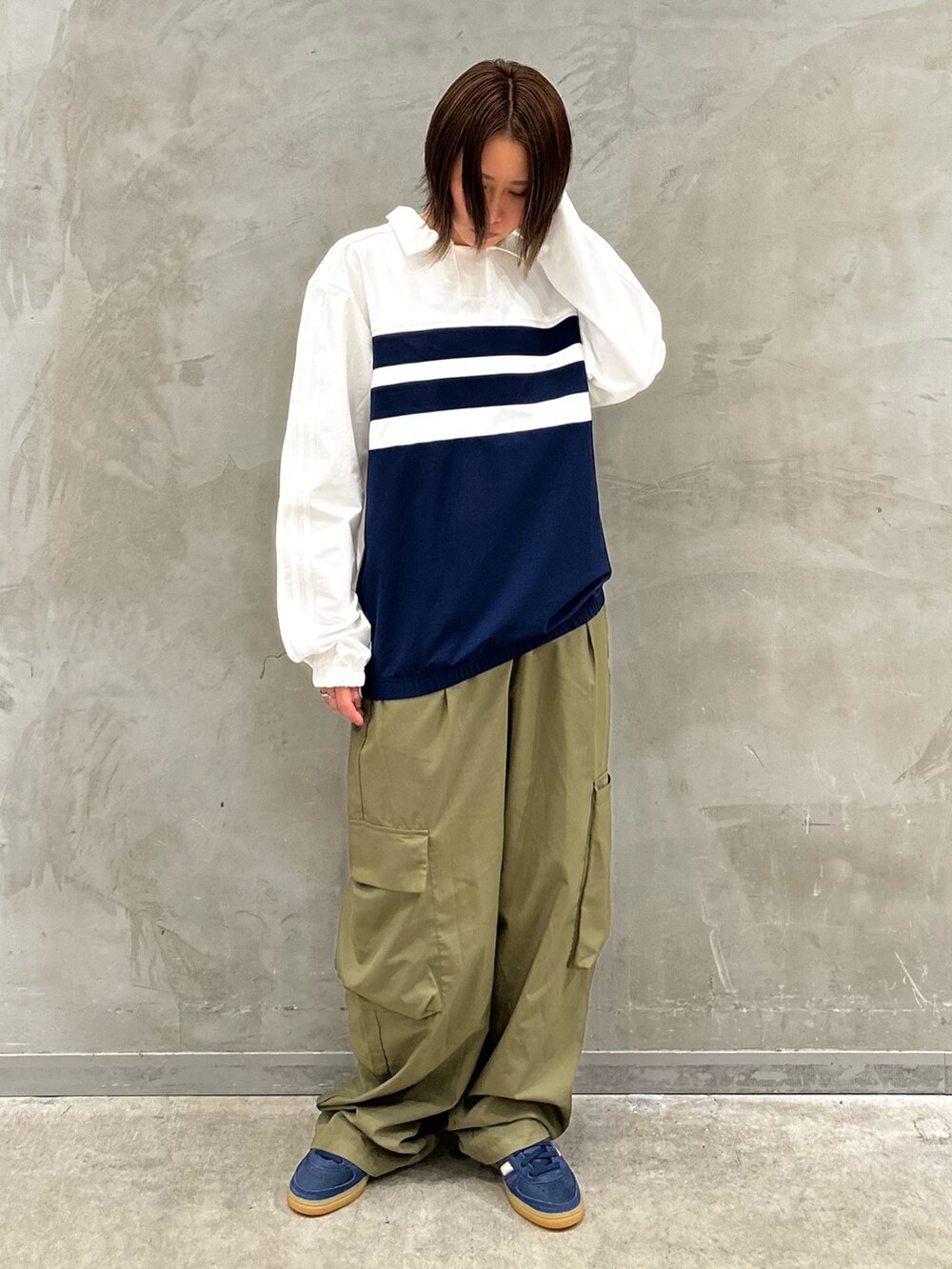 「スニーカー、ジャケット、アウター、adidas、ロンT、アディダス、adidas originals、長袖Tシャツ、ハンドボールスペツィアル、シュムーフォイル」｜「adidasのシュムーフォイル ナイロンキャンバスジャケット/ アディダスオリジナルス adidas Originals（ダウンジャケット/コート、グリーン系）」を使った、STさん（レディース・159cm）の秋コーディネートの5枚目の写真