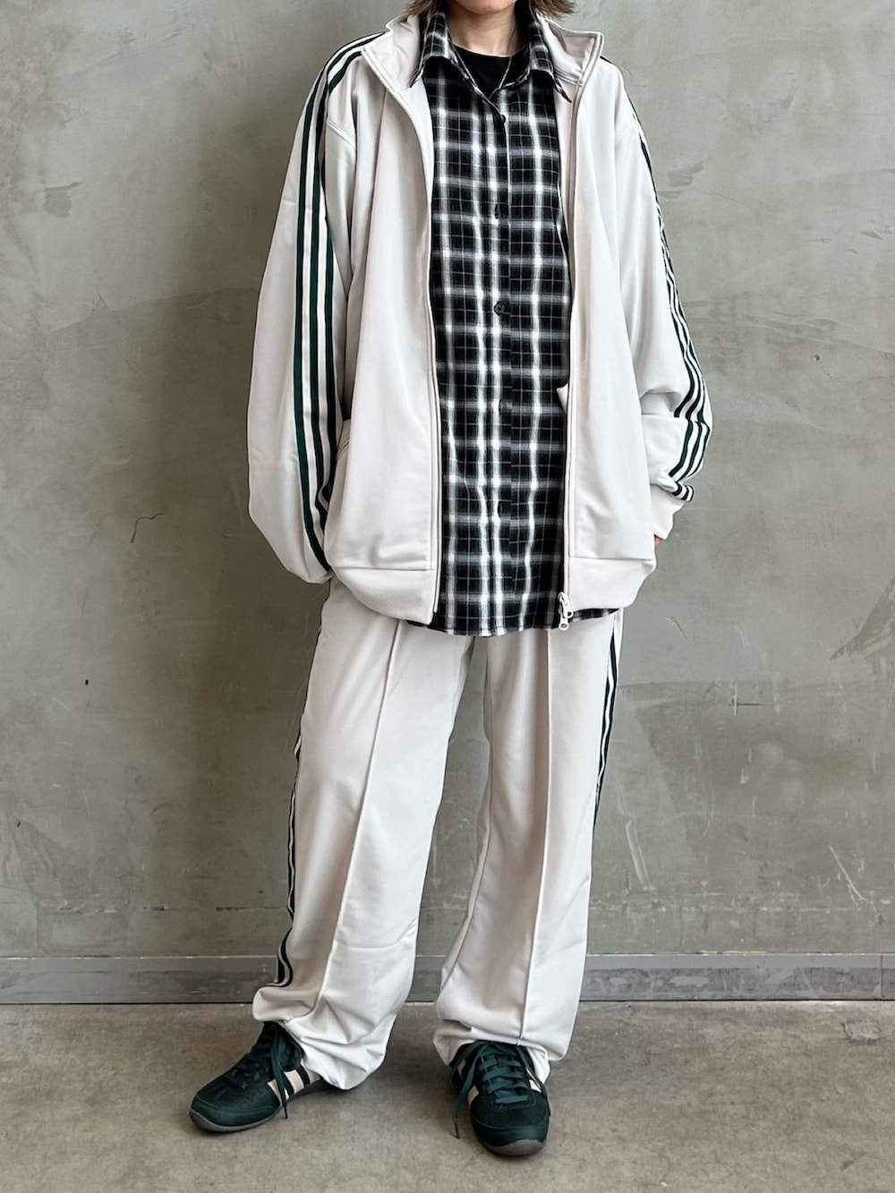 「スニーカー、セットアップ、adidas、アディダス、トラックパンツ、adidas originals、トラックジャケット、Japan、ジャパン、ベッケンバウアー」｜「adidasのトラックジャケット（ジェンダーニュートラル）（ジャージ、ブラウン系）」を使った、STさん（レディース・159cm）の秋コーディネートの3枚目の写真