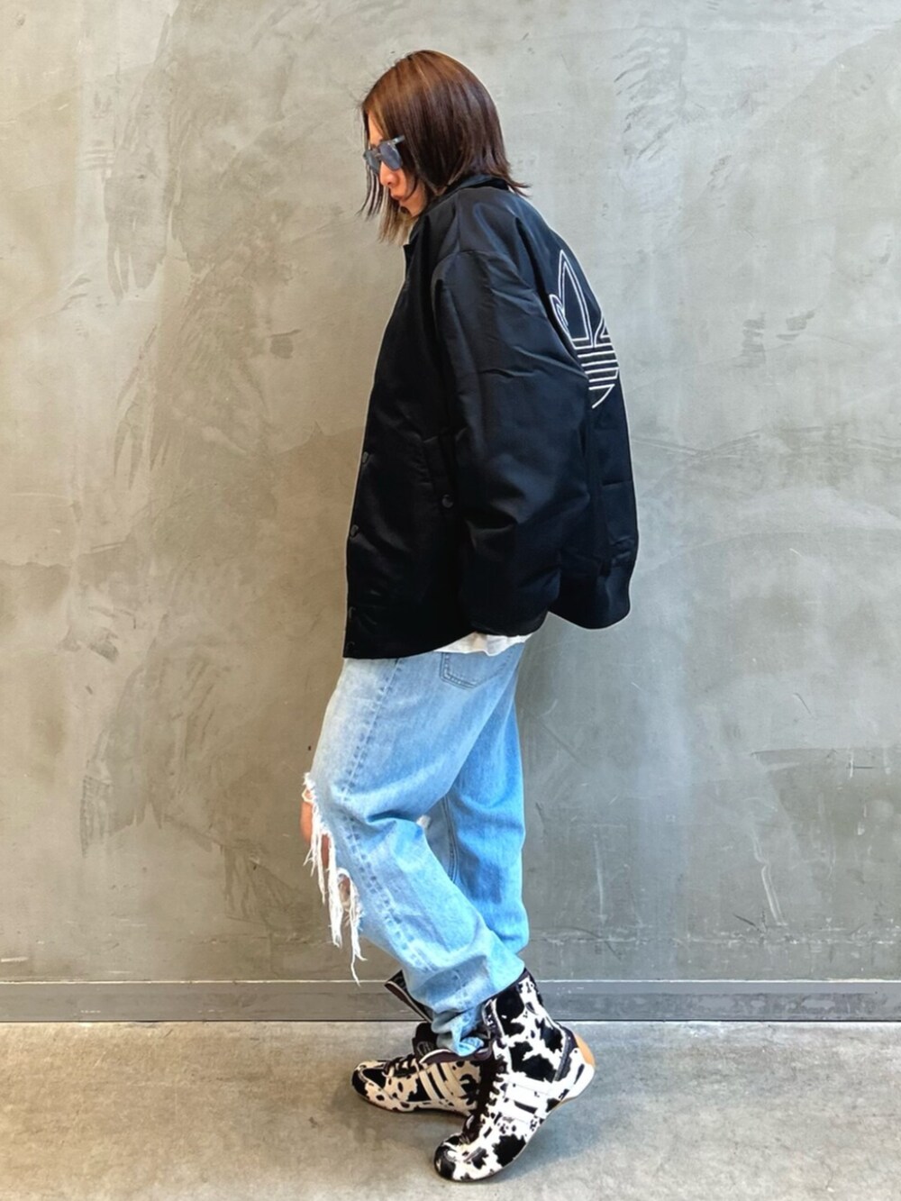 ブラック系のブルゾンを着用したレディースの冬コーディネートの4枚目の写真