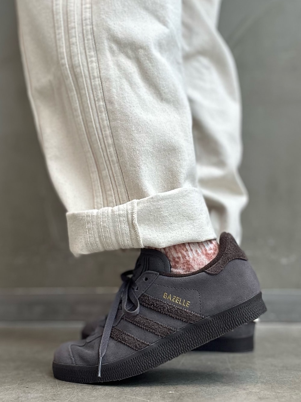 「スニーカー、Tシャツ、adidas、アディダス、デニムパンツ、adidas originals、トラックジャケット、gazelle、ベッケンバウアー、ガゼル」｜「adidasのトラックジャケット（ジェンダーニュートラル）（ジャージ、ブラウン系）」を使った、STさん（レディース・159cm）の秋コーディネートの8枚目の写真