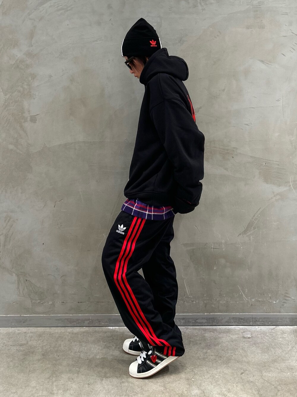 「スニーカー、パーカー、adidas、リバーシブル、ビーニー、トラックパンツ、adidas originals、スーパースター、オーバーシャツ、korn」｜「adidasのアディダス スーパースター Korn / adidas Superstar Korn（シューズ、ブラック系）」を使った、STさん（レディース・159cm）の秋コーディネートの7枚目の写真