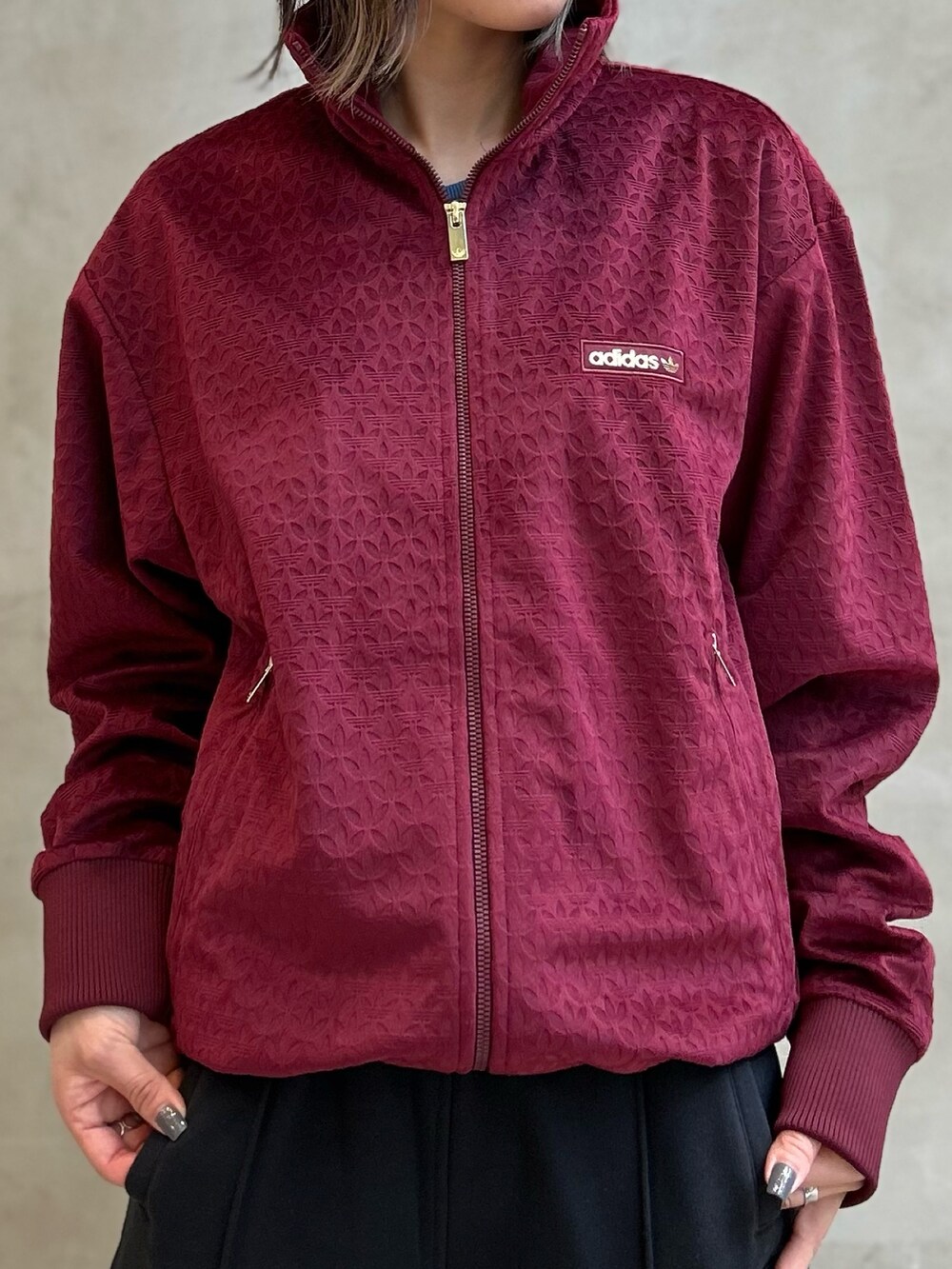 「スウェット、スニーカー、adidas、アディダス、ワイドパンツ、adidas originals、スーパースター、スウエットパンツ、モノグラム、トラックトップ」｜「adidasのMono トラックトップ（トップス、レッド系）」を使った、STさん（レディース・159cm）の秋コーディネートの4枚目の写真