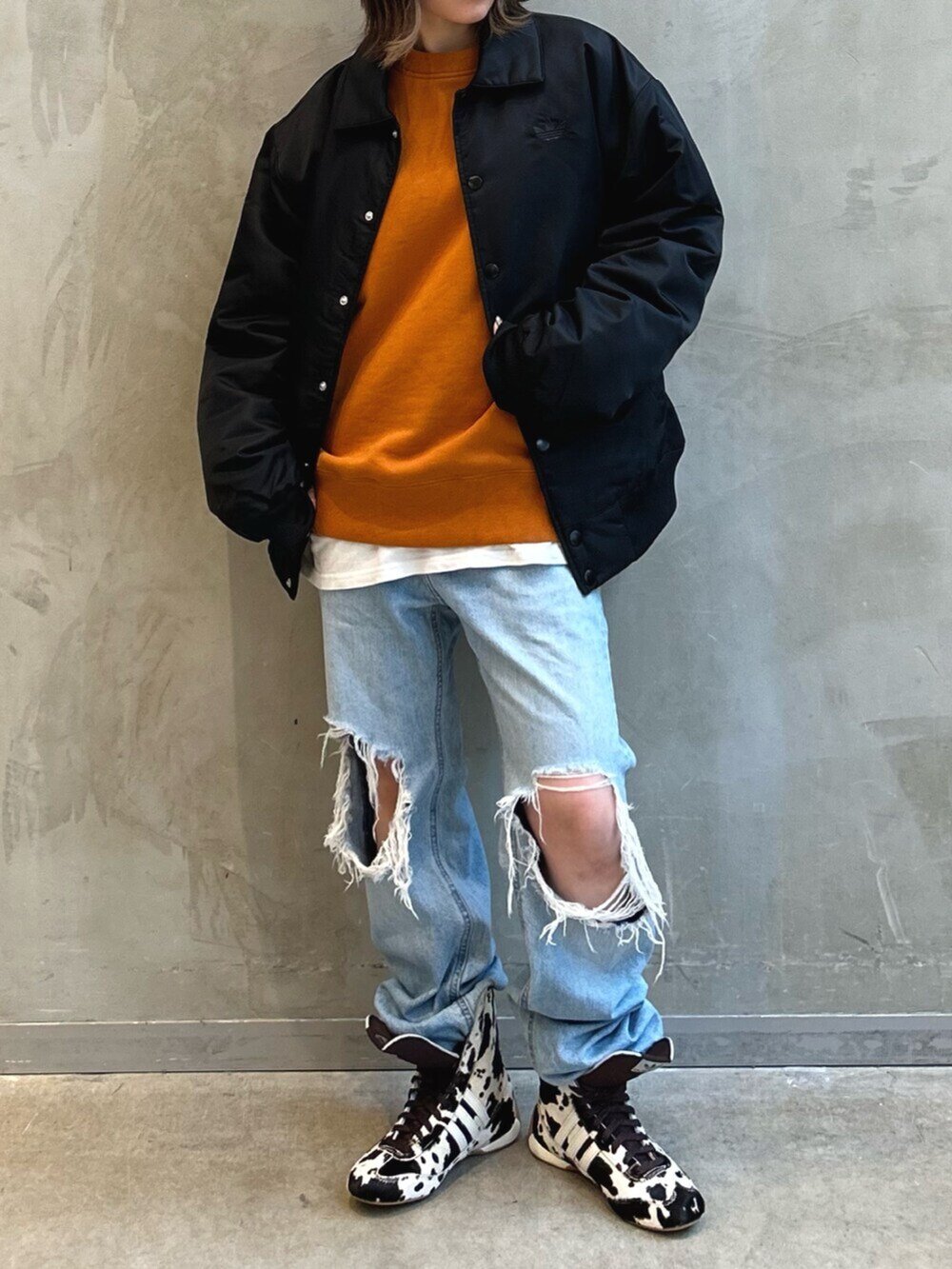 ブラック系のブルゾンを着用したレディースの冬コーディネートの2枚目の写真