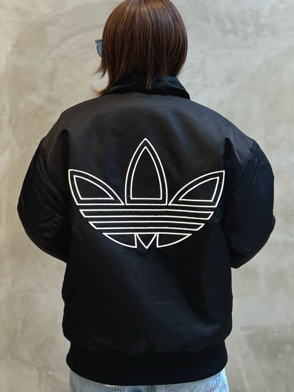 ブラック系のブルゾンを着用したレディースの冬コーディネートの6枚目の写真