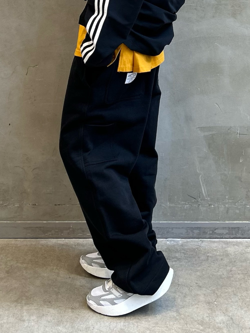 「スウェット、スニーカー、adidas、アディダス、ポロシャツ、ラグビーシャツ、スウエットパンツ、アディゼロ、アルク、シュムーフォイル」｜「adidasのラグビーポロシャツ（ジェンダーニュートラル）（トップス、ブラック系）」を使った、STさん（レディース・159cm）の冬コーディネートの7枚目の写真