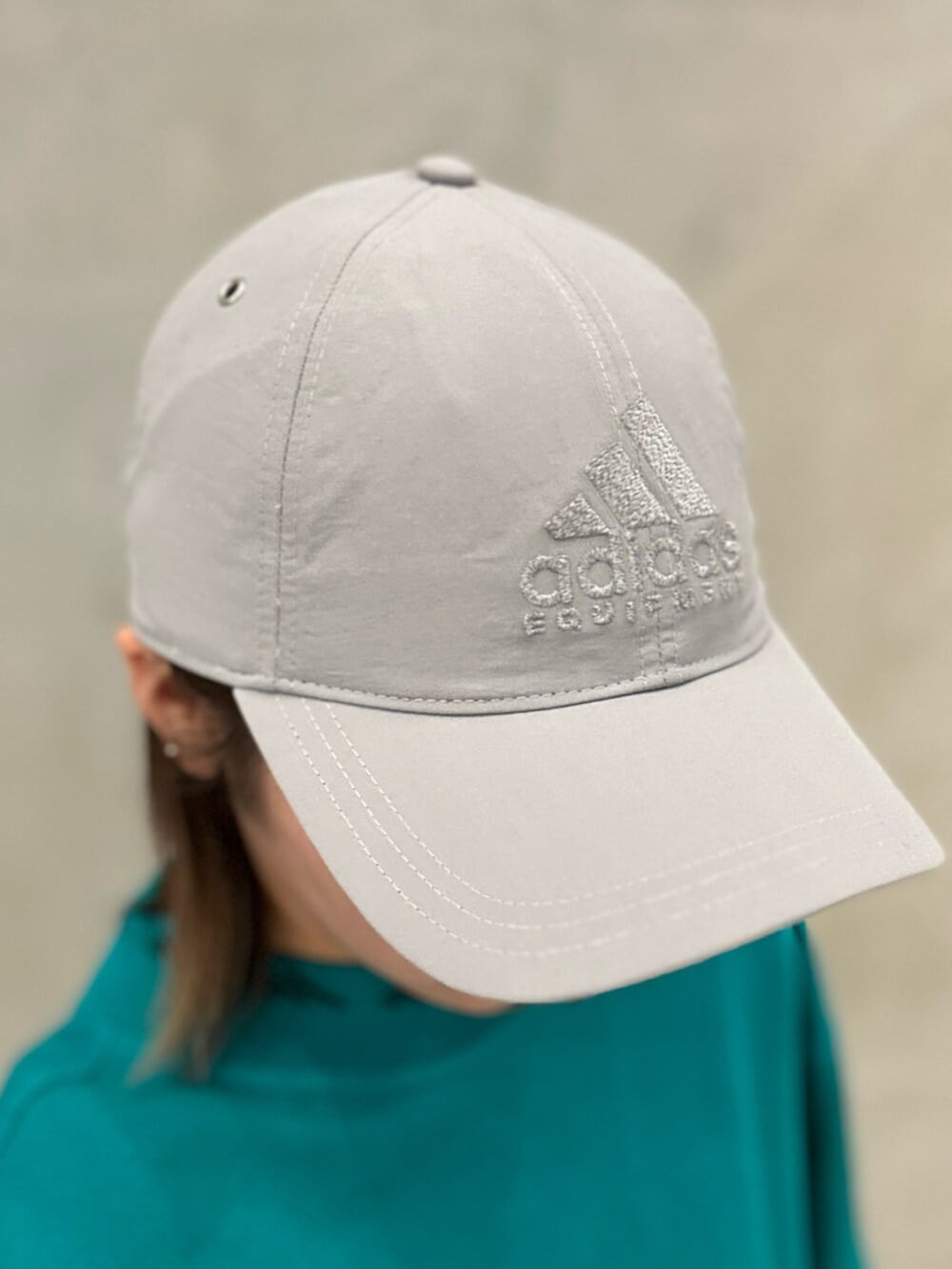 「スウェット、スニーカー、キャップ、adidas、トラックパンツ、adidas originals、EQUIPMENT、トラックジャケット、ウーブンパンツ、ウーブンジャケット」｜「adidasのエキップメント トラックトップ / EQUIPMENT TRACK TOP（トップス、ブラック系）」を使った、STさん（レディース・159cm）の春コーディネートの5枚目の写真