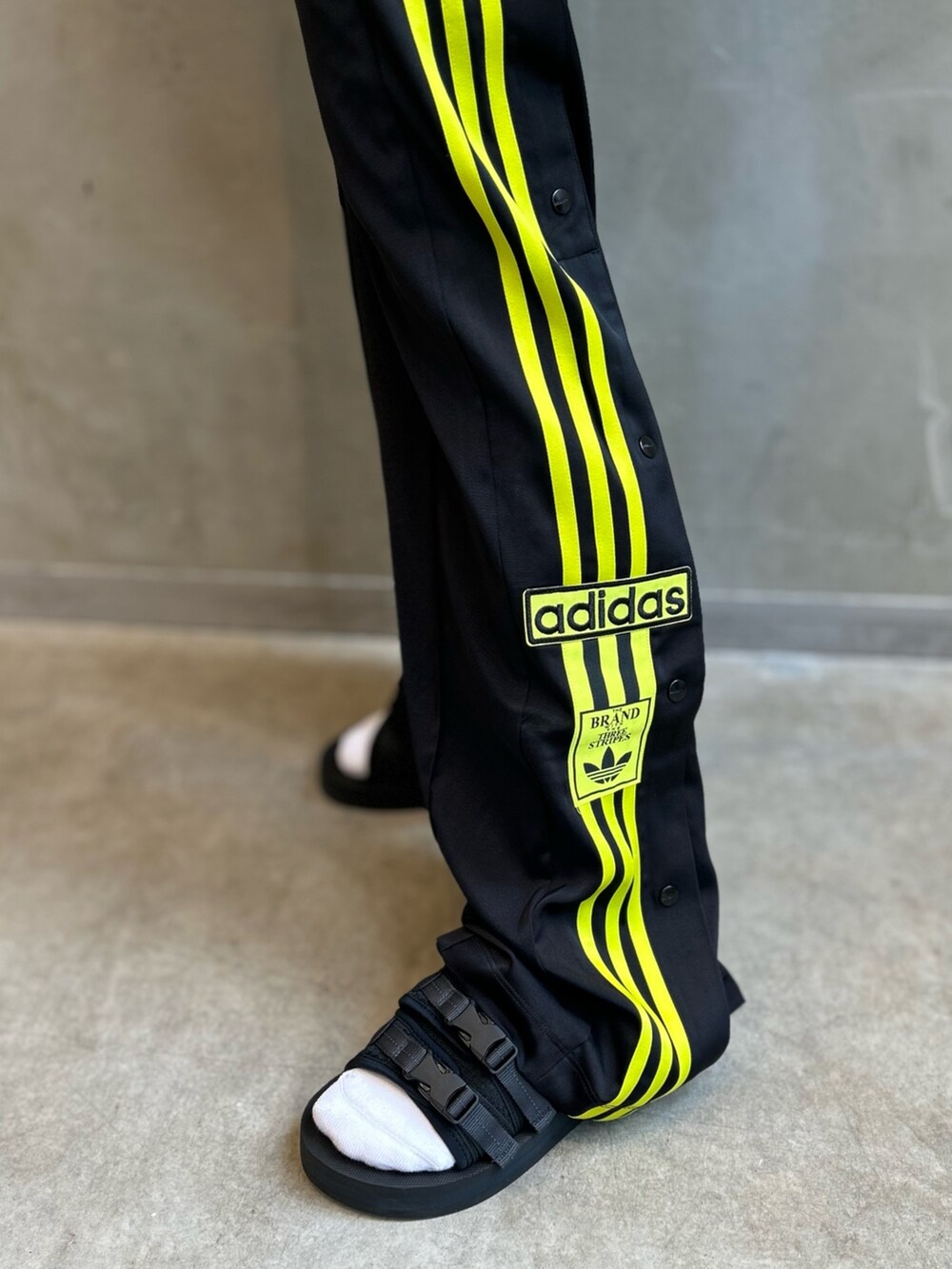 「adidas、ワイドパンツ、２ＷＡＹ、アームウォーマー、サンダル、サテンパンツ、ポロシャツ、トラックパンツ、トラックジャケット、カラーコーデ」｜「adidasのアディカラー クラシックス オーバーサイズ クロップ ポロTシャツ / アディダスオリジナルス adidas Originals（ポロシャツ、グリーン系）」を使った、STさん（レディース・159cm）の夏コーディネートの5枚目の写真
