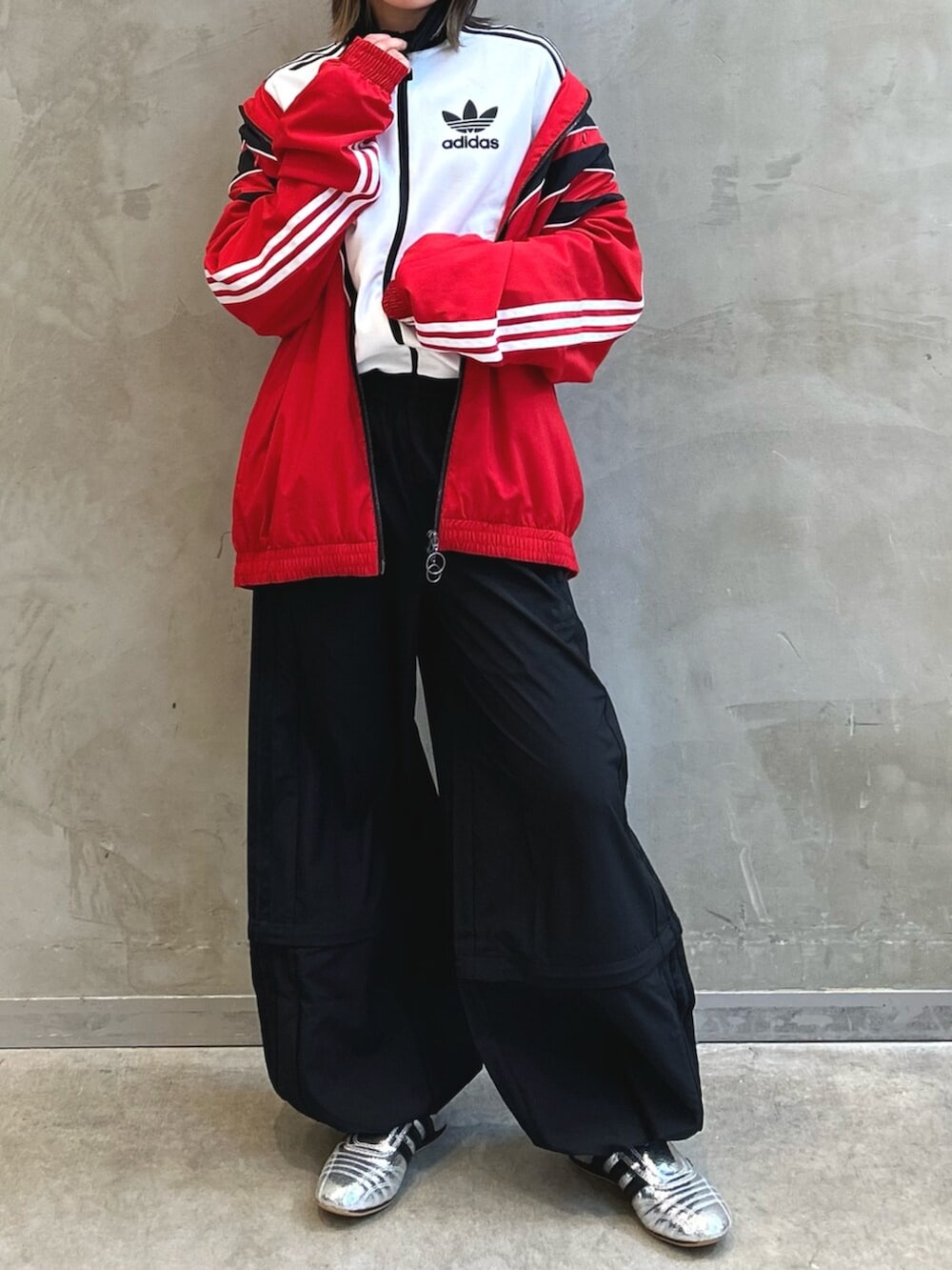 「トラックジャケット、RASANT、オーバーサイズ、トラックパンツ、2in1、スニーカー、teakwondo、テコンドー、LOW-PROFILE、adidas、adidas originals、アディダス」｜「adidasのRasant カットライン トラックパンツ / アディダスオリジナルス adidas Originals（その他パンツ、ブラック系）」を使った、STさん（レディース・159cm）の冬コーディネートの2枚目の写真