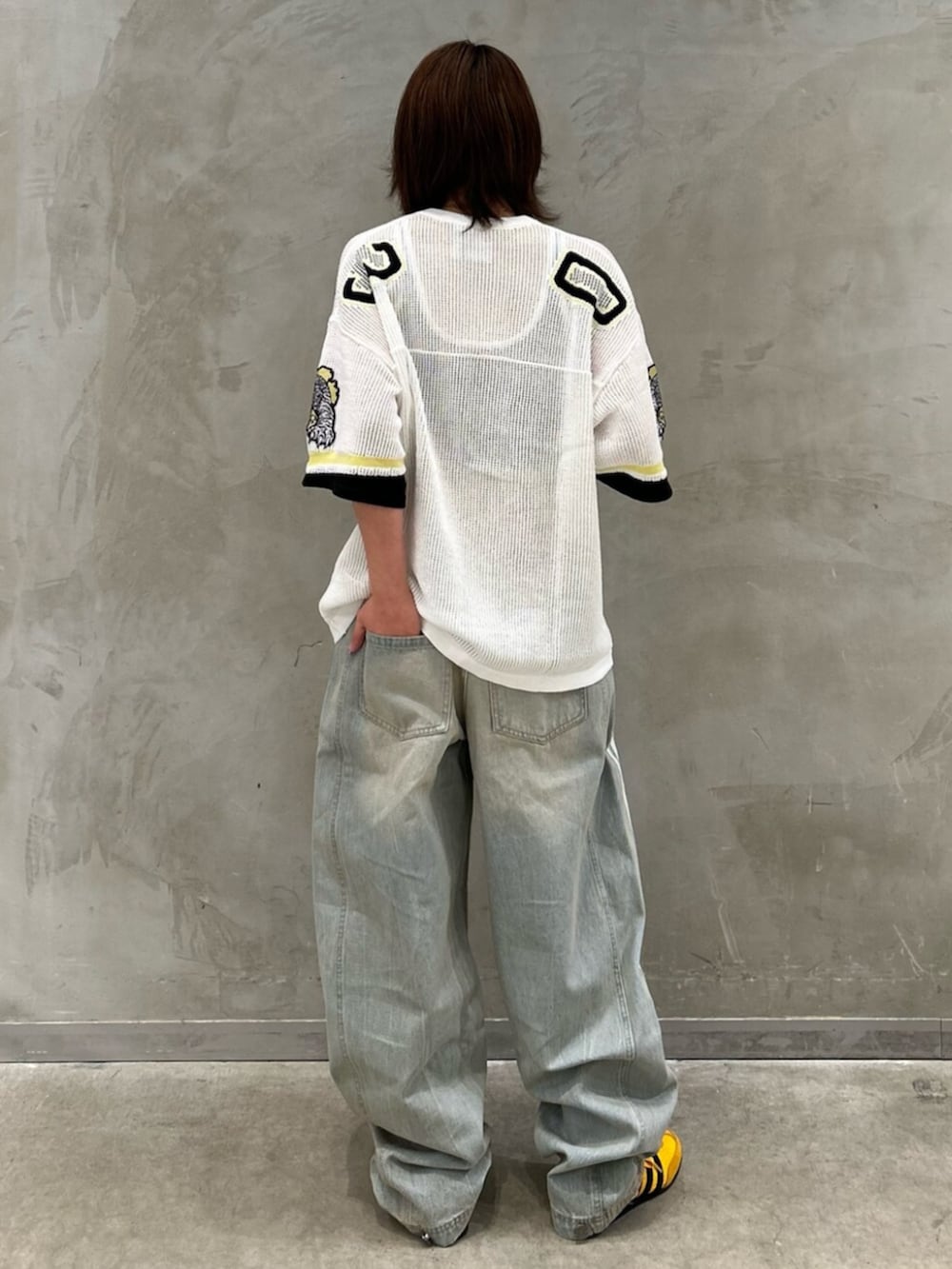 「adilenium、ADILENIUM、オーバーサイズ、デニム、デニムパンツ、デニムジャケット、ニット、Tシャツ、スニーカー、Japan、adidasJAPAN、adidas、adidas originals、アディダス」｜「adidasのAdilenium シーズン 3 2-In-1 デニムシャツジャケット / アディダスオリジナルス adidas Originals（デニムジャケット、ブルー系）」を使った、STさん（レディース・159cm）の冬コーディネートの6枚目の写真