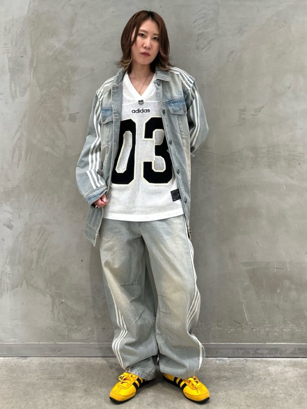 「adilenium、ADILENIUM、オーバーサイズ、デニム、デニムパンツ、デニムジャケット、ニット、Tシャツ、スニーカー、Japan、adidasJAPAN、adidas、adidas originals、アディダス」｜「adidasのAdilenium シーズン 3 2-In-1 デニムシャツジャケット / アディダスオリジナルス adidas Originals（デニムジャケット、ブルー系）」を使った、STさん（レディース・159cm）の冬コーディネートの3枚目の写真