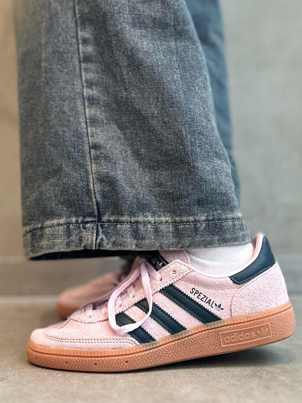 「adidasのハンドボール スペツィアル / Handball Spezial / アディダスオリジナルス adidas Originals（スニーカー、ピンク系）」を使った、STさん（レディース・159cm）の春コーディネートの6枚目の写真