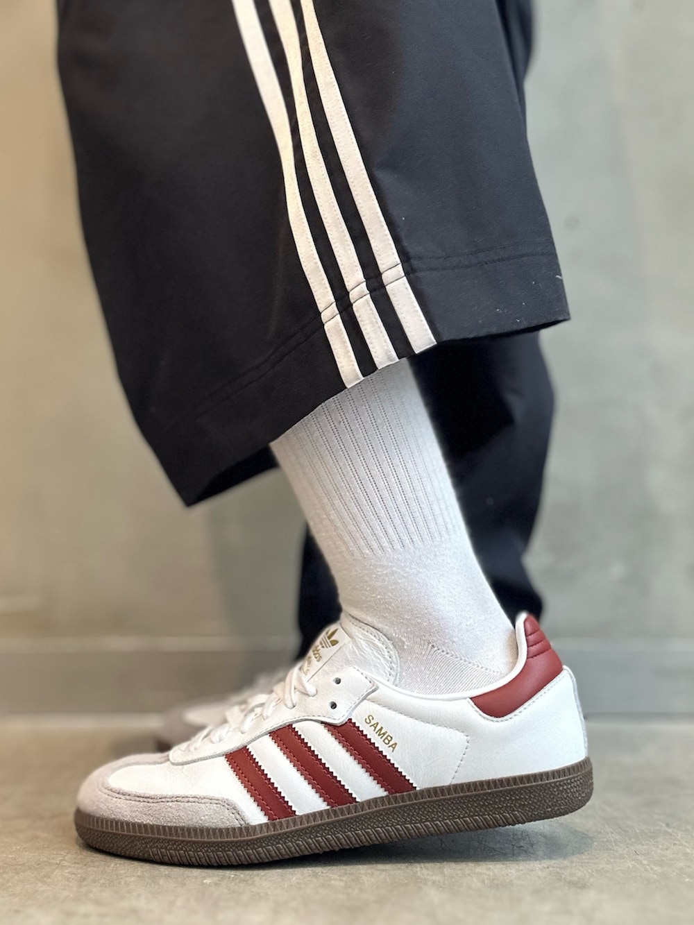 「スニーカー、adidas、オーバーサイズ、トラックパンツ、adidas originals、ニットトップ、サンバ、トラックトップ、アディカラー、adilenium」｜「adidasのニットトップ / アディダスオリジナルス adidas Originals（その他アウター、レッド系）」を使った、STさん（レディース・159cm）の冬コーディネートの6枚目の写真