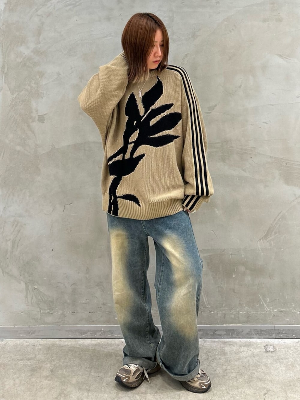 「song for the mute、トップス、クルーネック、クルーネックニット、スニーカー、アディスター、adidas、adidas originals、アディダス」｜「adidasのSong for the Mute フルファッション クルーネックスウェットシャツ（ジェンダーニュートラル）（トップス、ベージュ系）」を使った、STさん（レディース・159cm）の春コーディネートの3枚目の写真