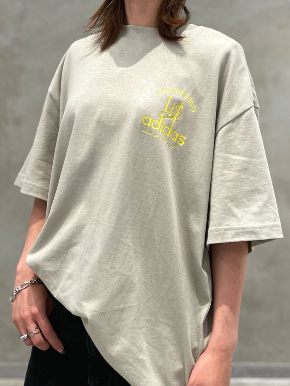 「デニム、デニムハーフパンツ、Tシャツ、Tシャツ×デニム、デニムパンツ、スニーカー、ハンドボールスペツィアル、ボーリングバッグ、キャップ、adidas、adidas originals、アディダス、アディダスオリジナルス」｜「adidasのトーナルメタルトレフォイル付きデイリーアイコンキャップ EV.IC DAD CAP / アディダスオリジナルス adidas Originals（キャップ、ブラック系）」を使った、STさん（レディース・159cm）の夏コーディネートの6枚目の写真