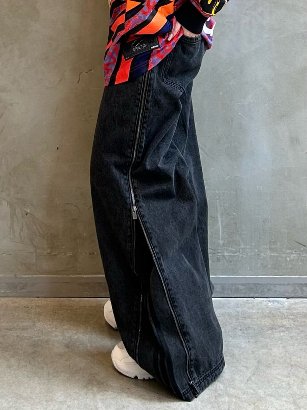 「ADILENIUM、adilenium、デニム、デニムパンツ、オーバーサイズ、スニーカー、オズガイア、厚底シューズ、adidas、アディダス、adidas originals」｜「adidasのオズガイア / Ozgaia（スニーカー、ホワイト系）」を使った、STさん（レディース・159cm）の冬コーディネートの4枚目の写真