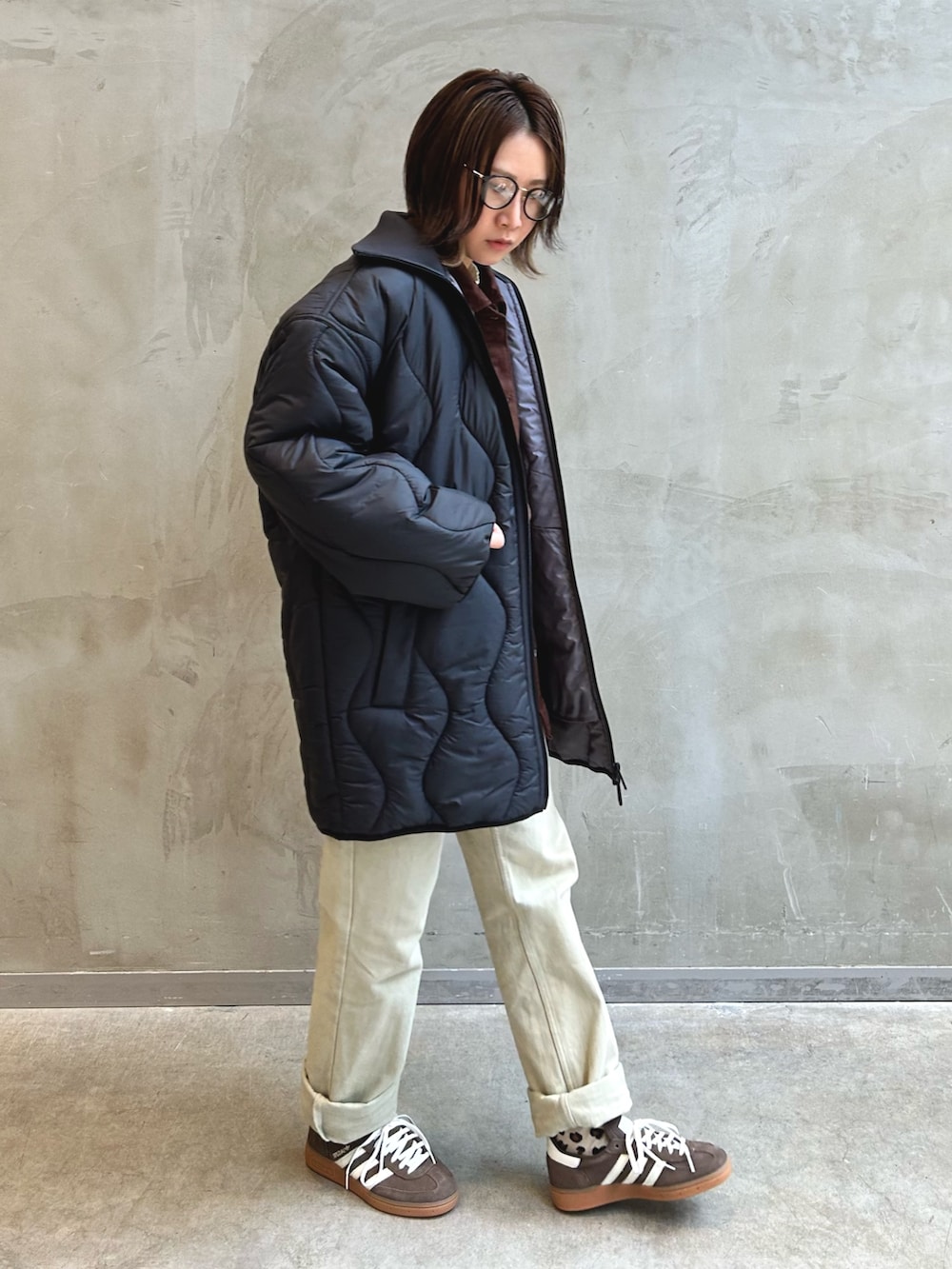 「スニーカー、ジャケット、アウター、キルティング、adidas、アディダス、キルティングジャケット、adidas originals、アディダスオリジナルス、ハンドボールスペツィアル」｜「adidasのキルテッドジャケット / アディダスオリジナルス adidas Originals（ダウンジャケット/コート、ブラック系）」を使った、STさん（レディース・159cm）の冬コーディネートの3枚目の写真