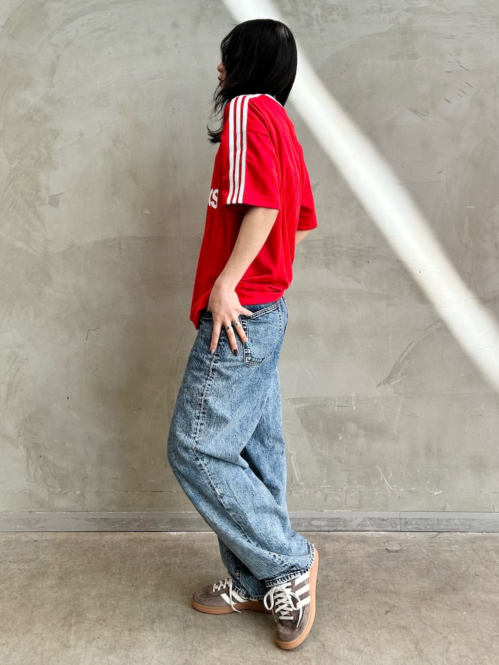 「スニーカー、Tシャツ、adidas、アディダス、adidas originals、アディダスオリジナルス、半袖Ｔシャツ、アディカラー、ハンドボールスペツィアル、Tトゥシューズ」｜「adidasのアディカラー 半袖Tシャツ（Tシャツ/カットソー、レッド系）」を使った、STさん（レディース・159cm）の春コーディネートの4枚目の写真