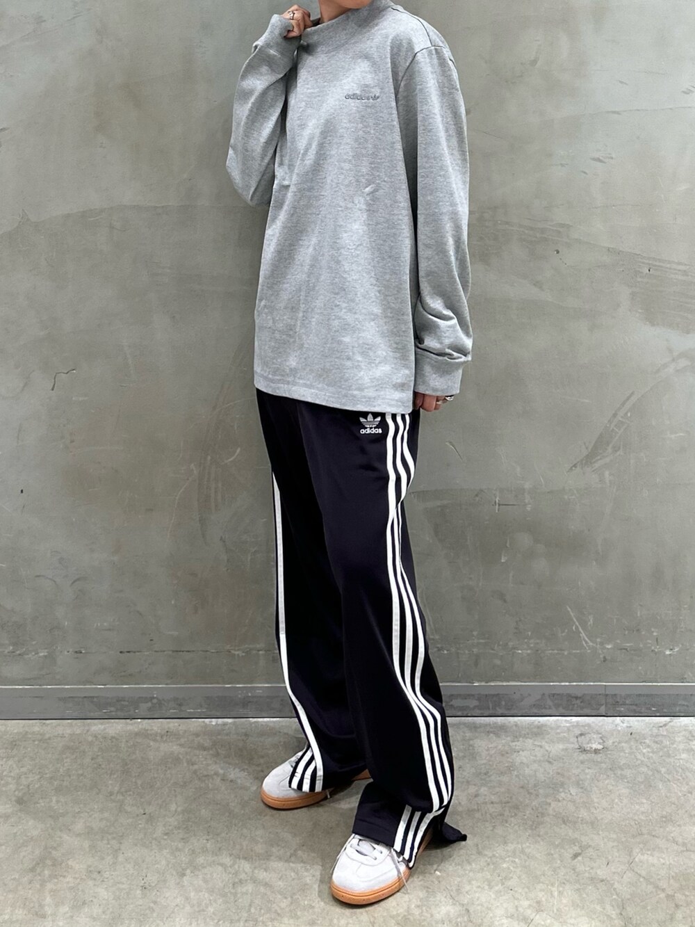 「スニーカー、アウター、adidas、ロンT、アディダス、ボアジャケット、adidas originals、長袖Tシャツ、モックネック、ハンドボールスペツィアル」｜「adidasのシェルパ トラックジャケット / アディダスオリジナルス adidas Originals（ブルゾン、パープル系）」を使った、STさん（レディース・159cm）の冬コーディネートの3枚目の写真