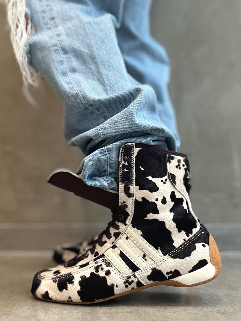 ブラック系のブルゾンを着用したレディースの冬コーディネートの7枚目の写真