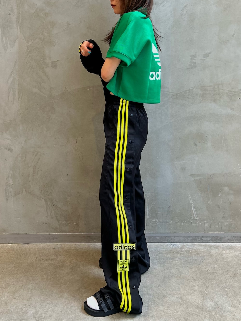 「adidas、ワイドパンツ、２ＷＡＹ、アームウォーマー、サンダル、サテンパンツ、ポロシャツ、トラックパンツ、トラックジャケット、カラーコーデ」｜「adidasのアディカラー クラシックス オーバーサイズ クロップ ポロTシャツ / アディダスオリジナルス adidas Originals（ポロシャツ、グリーン系）」を使った、STさん（レディース・159cm）の夏コーディネートの3枚目の写真