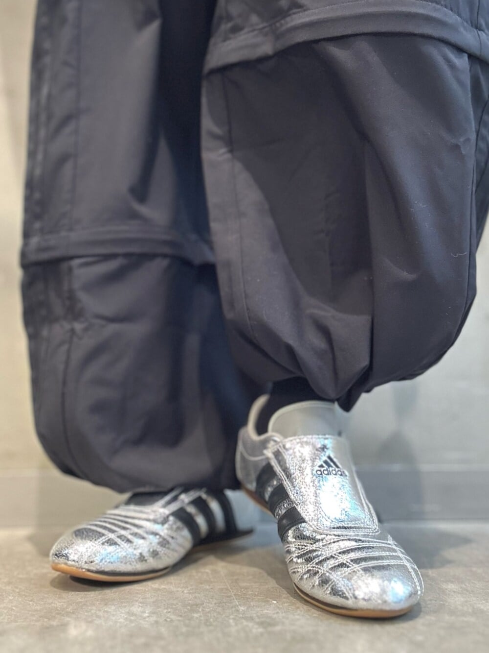 「トラックジャケット、RASANT、オーバーサイズ、トラックパンツ、2in1、スニーカー、teakwondo、テコンドー、LOW-PROFILE、adidas、adidas originals、アディダス」｜「adidasのRasant カットライン トラックパンツ / アディダスオリジナルス adidas Originals（その他パンツ、ブラック系）」を使った、STさん（レディース・159cm）の冬コーディネートの10枚目の写真