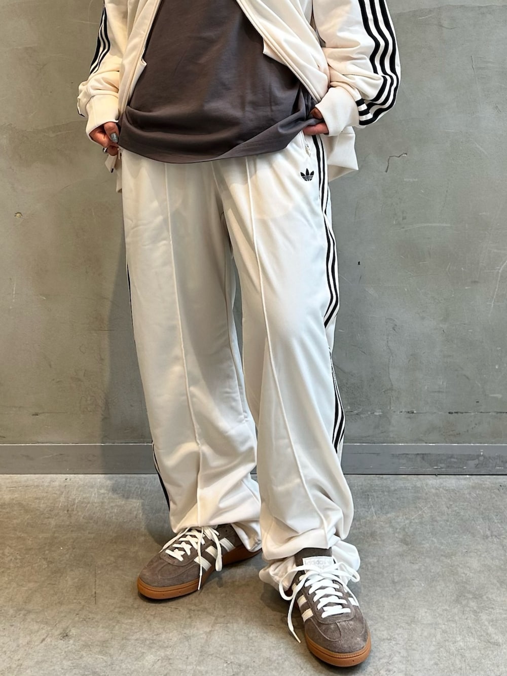 「スニーカー、セットアップ、Tシャツ、adidas、ジャージ、アディダス、adidas originals、ベッケンバウアー、ハンドボールスペツィアル、Tトゥシューズ」｜「adidasのトラックジャケット（ジェンダーニュートラル）（ジャージ、ホワイト系）」を使った、STさん（レディース・159cm）の春コーディネートの2枚目の写真