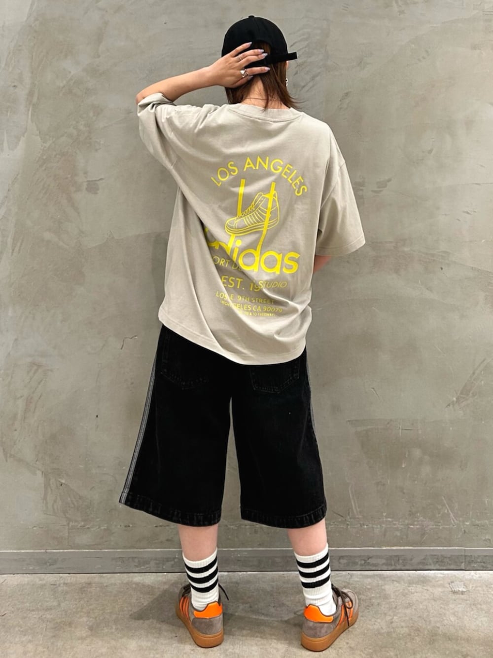 「デニム、デニムハーフパンツ、Tシャツ、Tシャツ×デニム、デニムパンツ、スニーカー、ハンドボールスペツィアル、ボーリングバッグ、キャップ、adidas、adidas originals、アディダス、アディダスオリジナルス」｜「adidasのトーナルメタルトレフォイル付きデイリーアイコンキャップ EV.IC DAD CAP / アディダスオリジナルス adidas Originals（キャップ、ブラック系）」を使った、STさん（レディース・159cm）の夏コーディネートの4枚目の写真