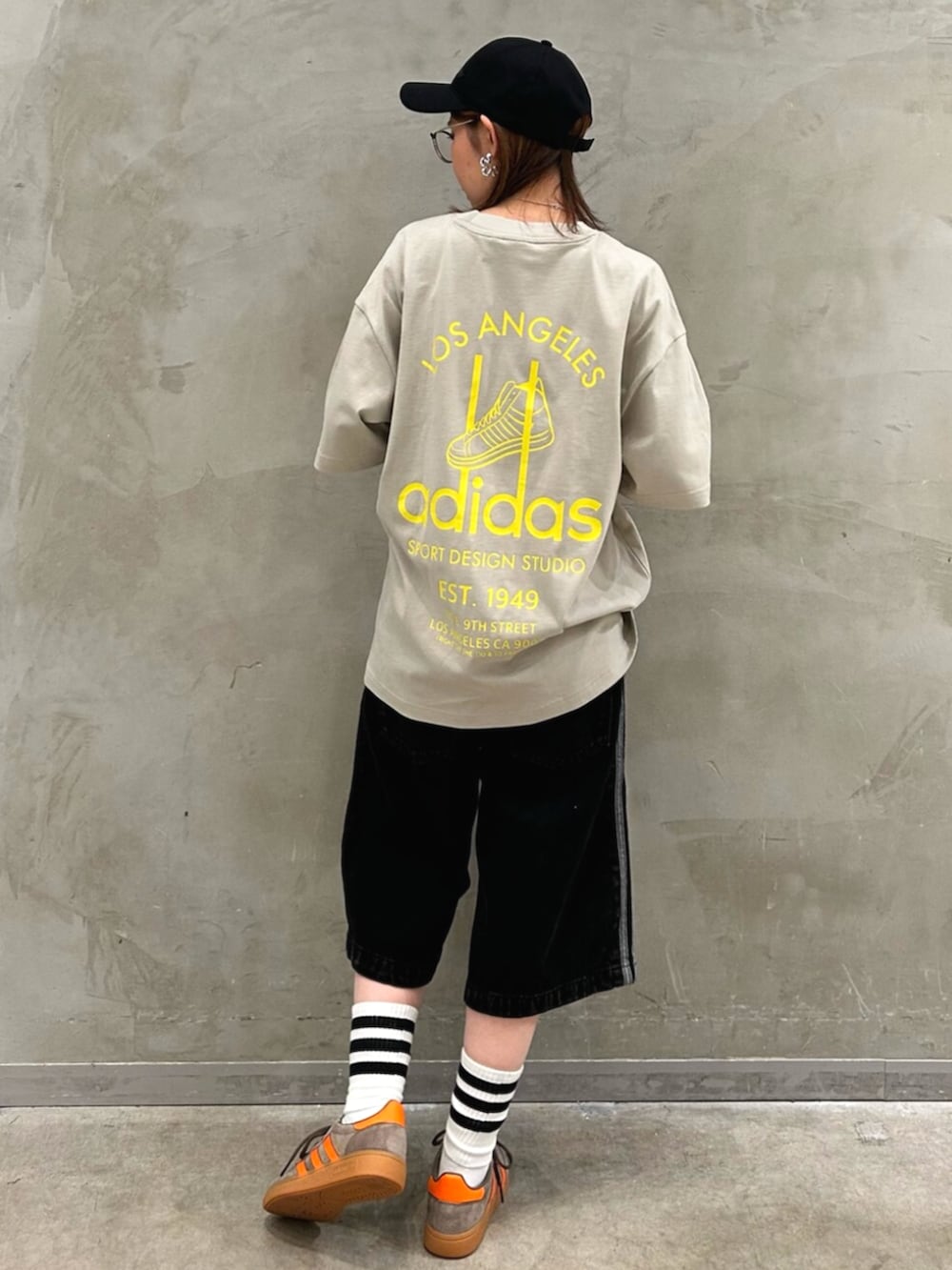 「デニム、デニムハーフパンツ、Tシャツ、Tシャツ×デニム、デニムパンツ、スニーカー、ハンドボールスペツィアル、ボーリングバッグ、キャップ、adidas、adidas originals、アディダス、アディダスオリジナルス」｜「adidasのトーナルメタルトレフォイル付きデイリーアイコンキャップ EV.IC DAD CAP / アディダスオリジナルス adidas Originals（キャップ、ブラック系）」を使った、STさん（レディース・159cm）の夏コーディネートの3枚目の写真
