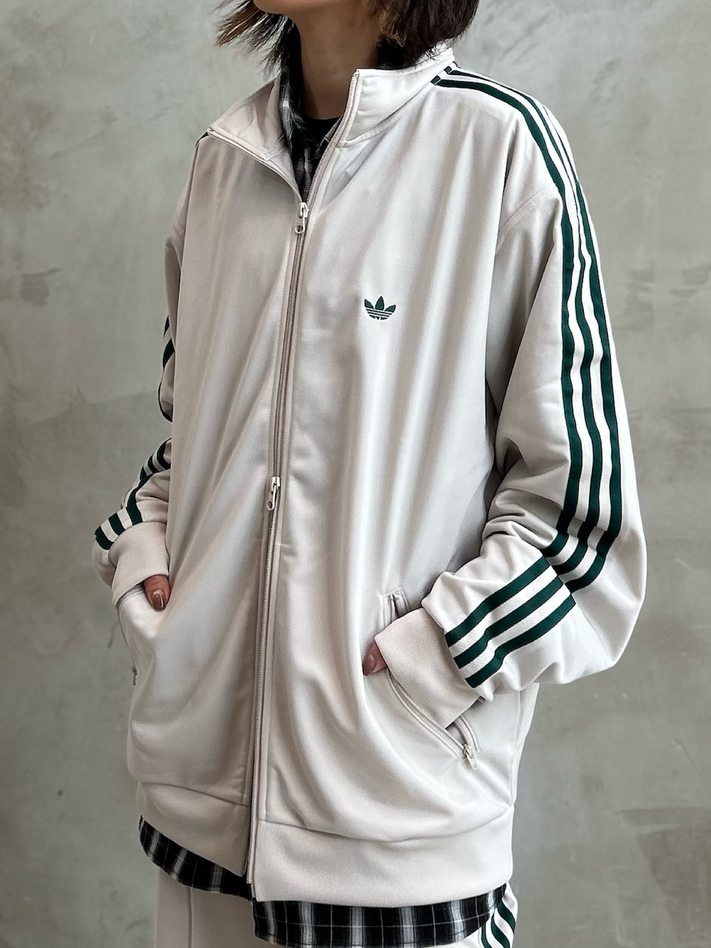 「スニーカー、セットアップ、adidas、アディダス、トラックパンツ、adidas originals、トラックジャケット、Japan、ジャパン、ベッケンバウアー」｜「adidasのトラックジャケット（ジェンダーニュートラル）（ジャージ、ブラウン系）」を使った、STさん（レディース・159cm）の秋コーディネートの6枚目の写真