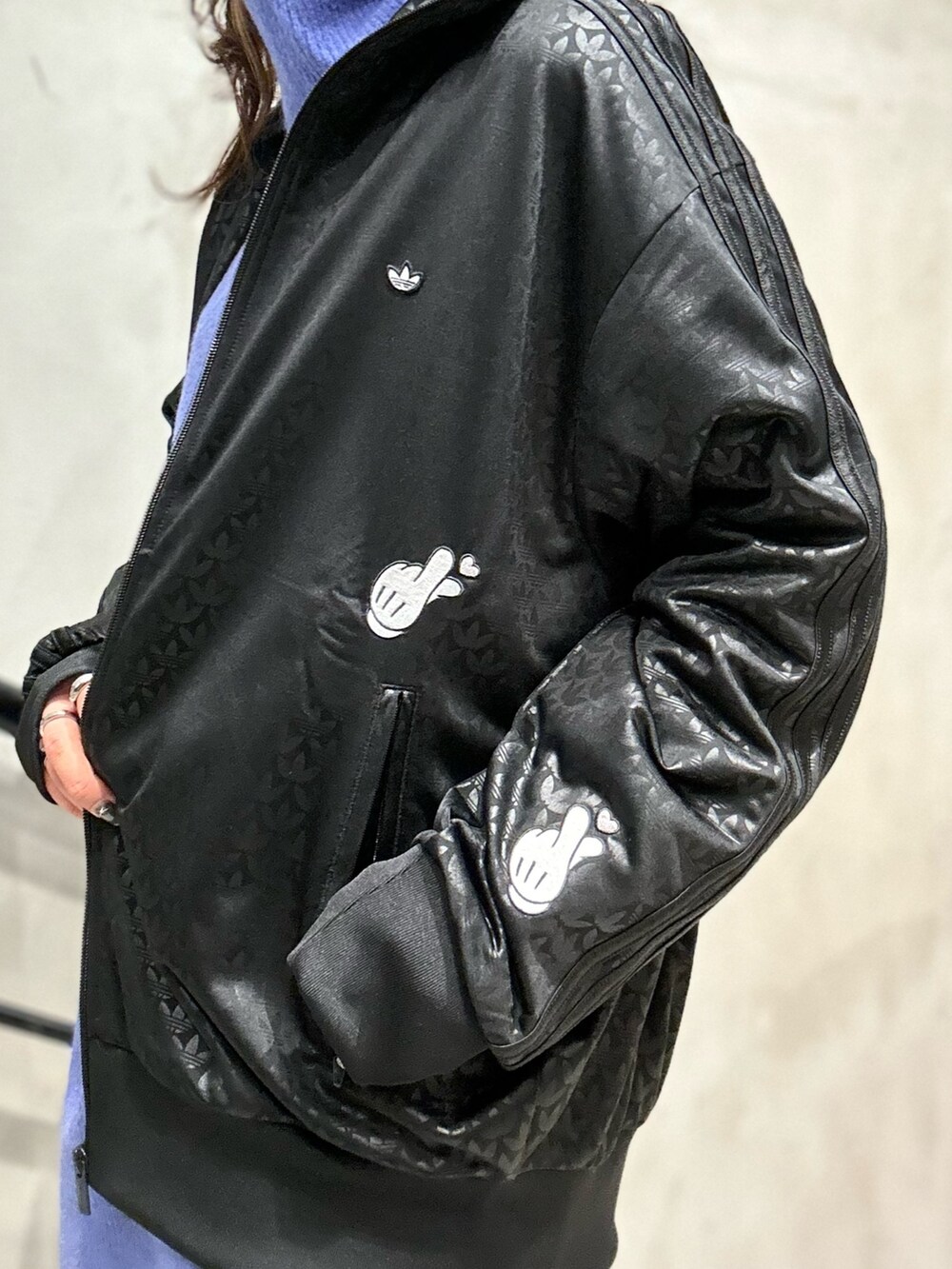 「スニーカー、adidas、アディダス、adidas originals、トラックジャケット、ミッキーマウス、キャンパス、トラックトップ、ファイヤーバード」｜「adidasのミッキーマウス × Originals モノグラム刺しゅう ファイヤーバード トラックトップ（ジャージ、ブラック系）」を使った、STさん（レディース・159cm）の冬コーディネートの2枚目の写真