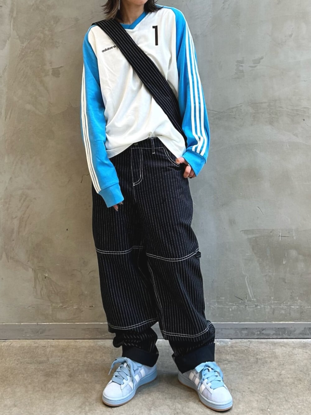 「ロンT、ジャージ、ユーティリティパンツ、ワークパンツ、ショルダーバッグ、スニーカー、Campus、adidas、adidas originals、アディダス」｜「adidasのジャージー / アディダスオリジナルス adidas Originals（Tシャツ/カットソー、ホワイト系）」を使った、STさん（レディース・159cm）の春コーディネートの2枚目の写真