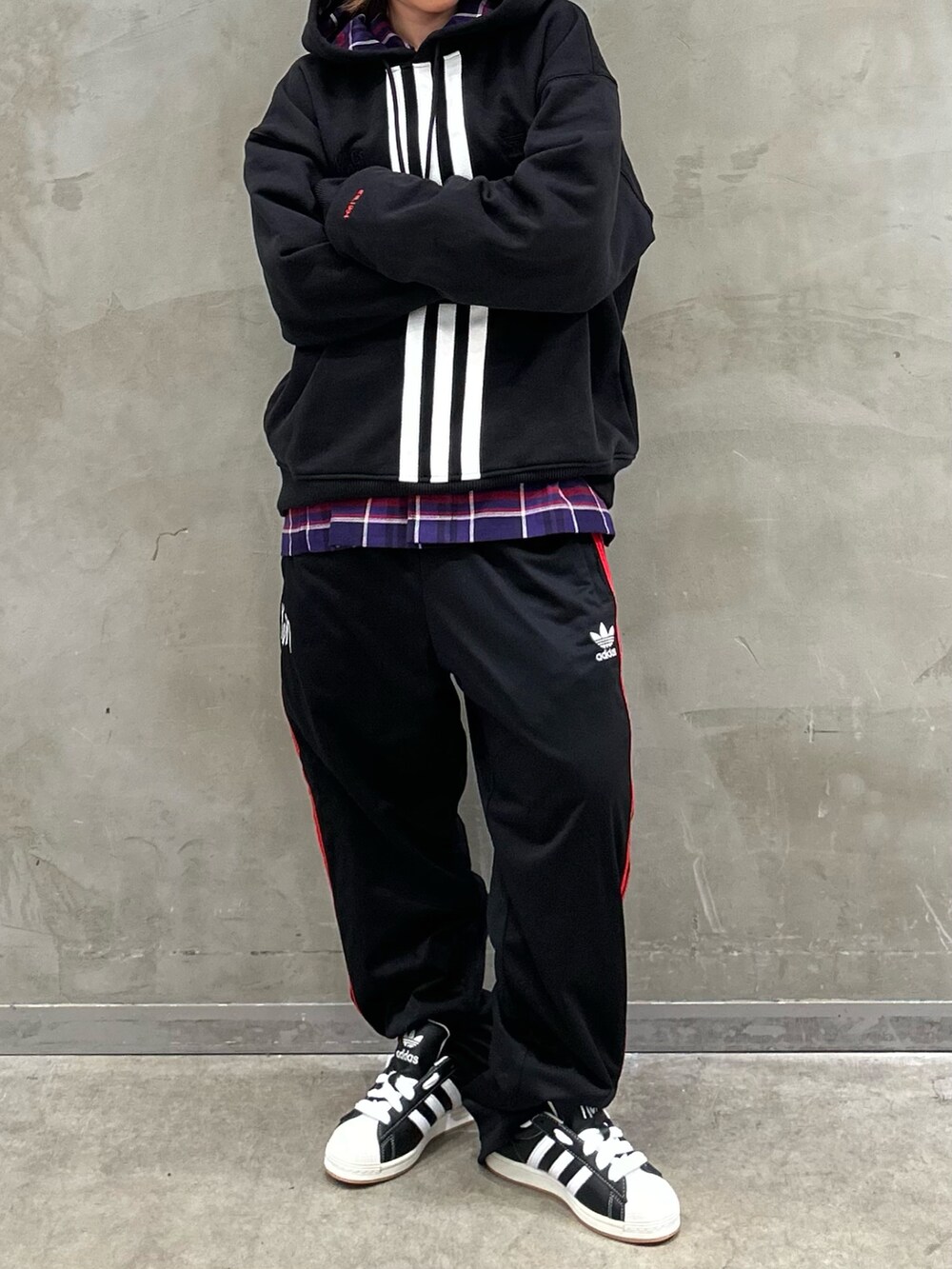 「スニーカー、パーカー、adidas、リバーシブル、ビーニー、トラックパンツ、adidas originals、スーパースター、オーバーシャツ、korn」｜「adidasのアディダス スーパースター Korn / adidas Superstar Korn（シューズ、ブラック系）」を使った、STさん（レディース・159cm）の秋コーディネートの6枚目の写真
