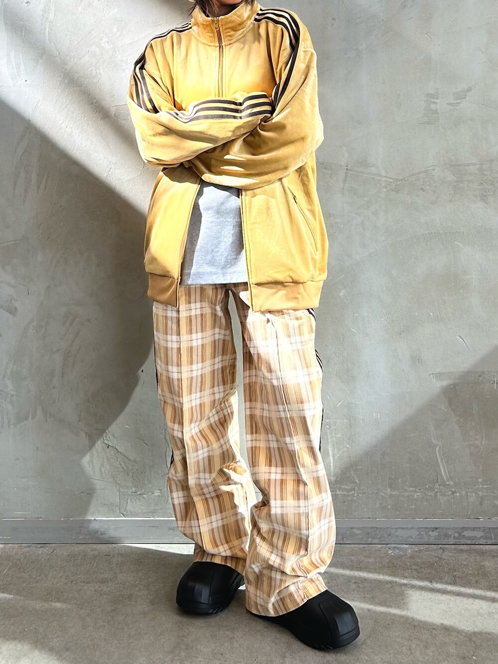 「コーデュロイ、adidas、アディダス、ワイドパンツ、タータンチェック、ベロア、adidas originals、トラックジャケット、ベッケンバウアー、アディフォーム」｜「adidasのベロア トラックジャケット / ジャージ/ アディダスオリジナルス adidas Originals（ジャージ、ベージュ系）」を使った、STさん（レディース・159cm）の秋コーディネートの2枚目の写真