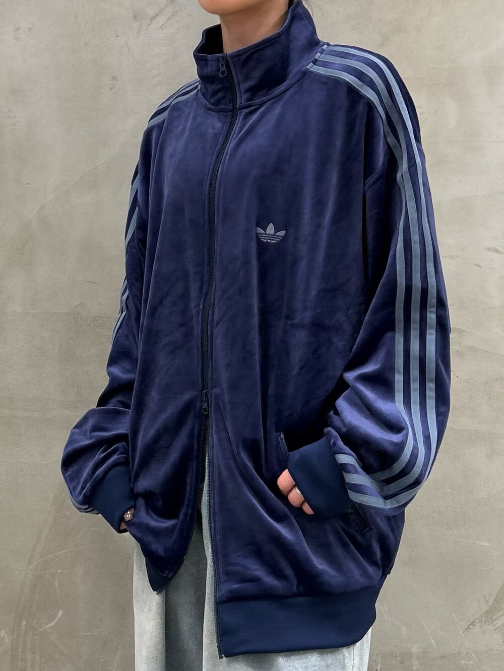 「スニーカー、adidas、ジャージ、アディダス、ベロア、adidas originals、トラックジャケット、アディダスオリジナルス、ベルン、ベッケンバウアー」｜「adidasのベロア トラックジャケット / ジャージ/ アディダスオリジナルス adidas Originals（ジャージ、ブルー系）」を使った、STさん（レディース・159cm）の秋コーディネートの4枚目の写真