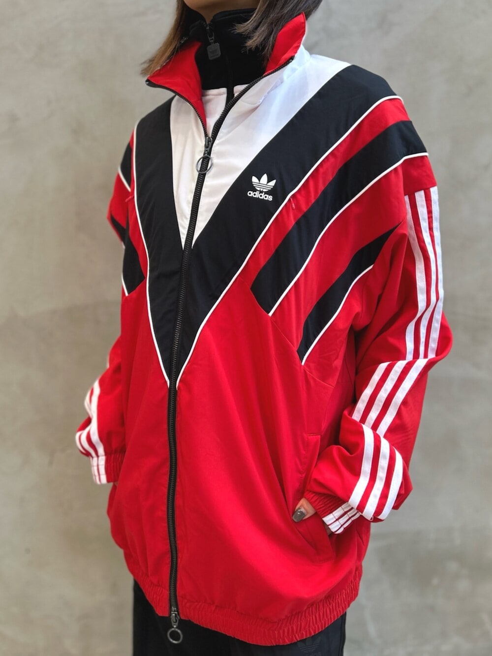 「トラックジャケット、RASANT、オーバーサイズ、トラックパンツ、2in1、スニーカー、teakwondo、テコンドー、LOW-PROFILE、adidas、adidas originals、アディダス」｜「adidasのRasant カットライン トラックパンツ / アディダスオリジナルス adidas Originals（その他パンツ、ブラック系）」を使った、STさん（レディース・159cm）の冬コーディネートの6枚目の写真