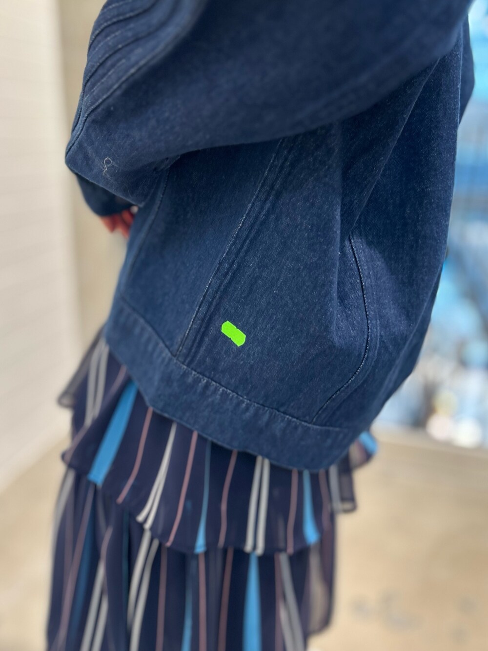 「デニム、フレアスカート、スタッフコーデ、デニムジャケット、Tシャツ、adidas、スニーカーコーデ、adidas originals、KseniaSchnaider、クセニア・シュナイダー」｜「adidasのオズウィーゴ / Ozweego（シューズ、ホワイト系）」を使った、STさん（レディース・159cm）の夏コーディネートの2枚目の写真