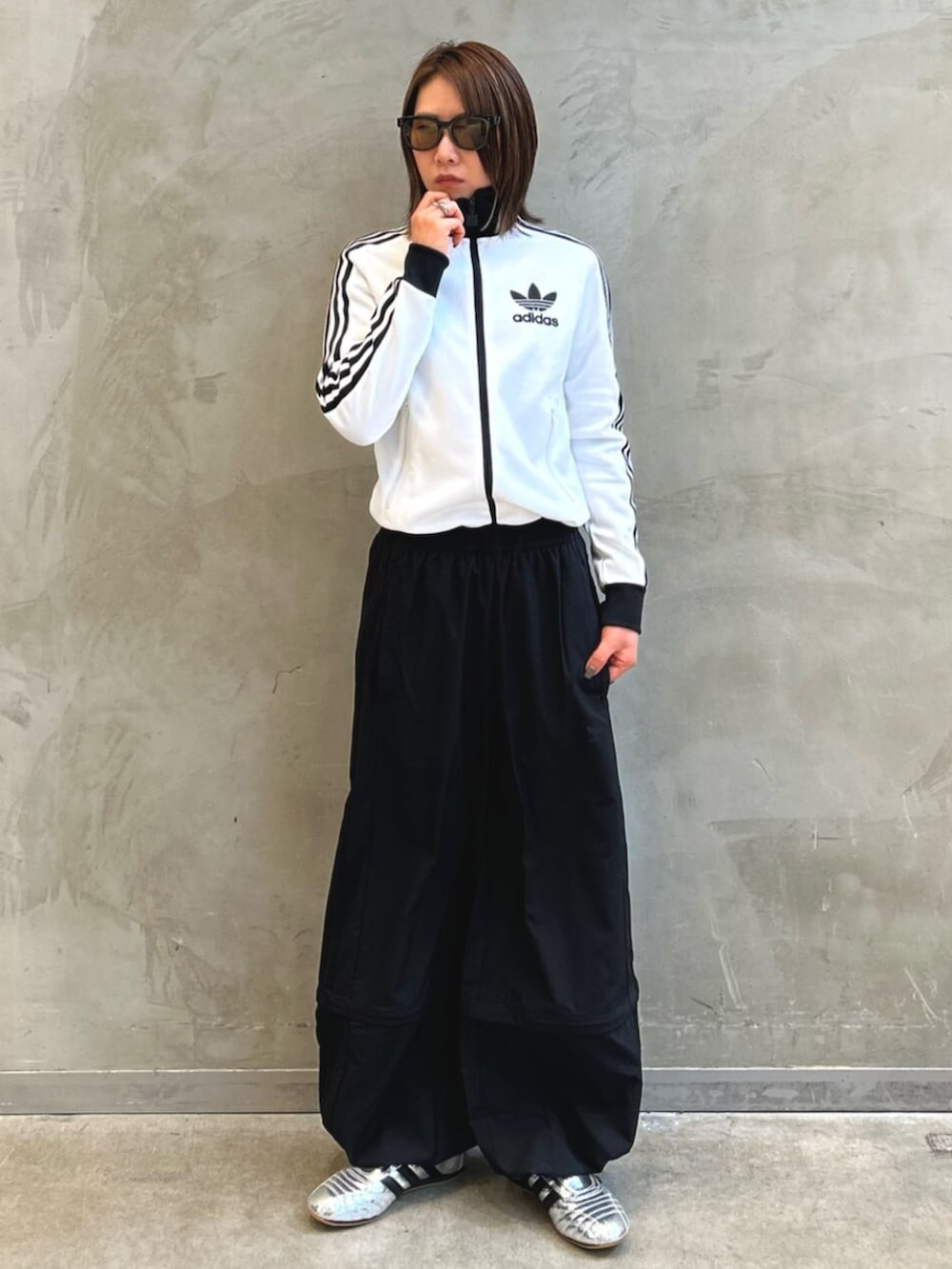 「トラックジャケット、RASANT、オーバーサイズ、トラックパンツ、2in1、スニーカー、teakwondo、テコンドー、LOW-PROFILE、adidas、adidas originals、アディダス」｜「adidasのRasant カットライン トラックパンツ / アディダスオリジナルス adidas Originals（その他パンツ、ブラック系）」を使った、STさん（レディース・159cm）の冬コーディネートの4枚目の写真