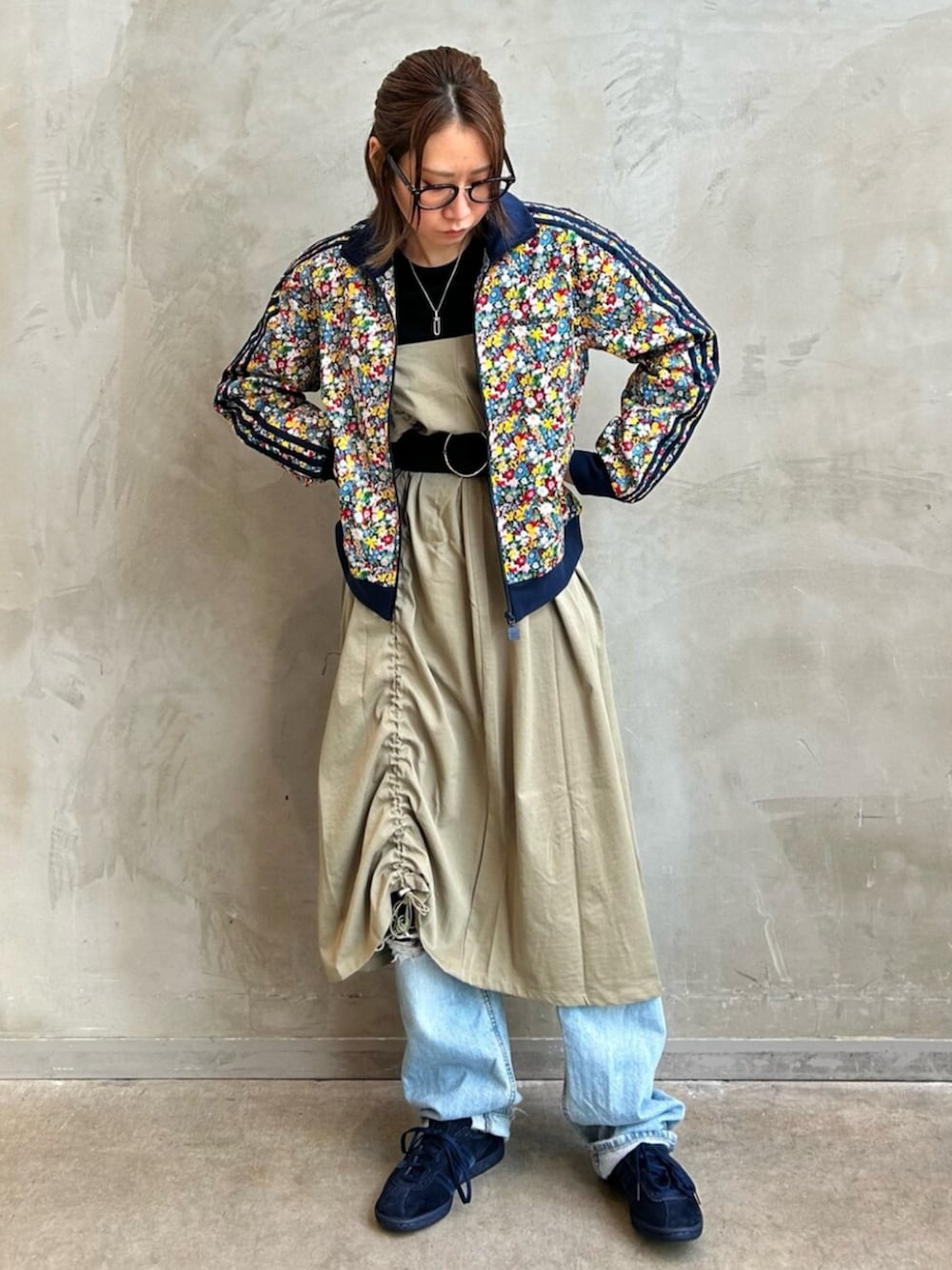 「スニーカー、ショルダーバッグ、adidas、ジャージ、アディダス、adidas originals、タバコ、トラックジャケット、トラックトップ、Liberty London」｜「adidasのTobacco（シューズ、ブルー系）」を使った、STさん（レディース・159cm）の冬コーディネートの4枚目の写真