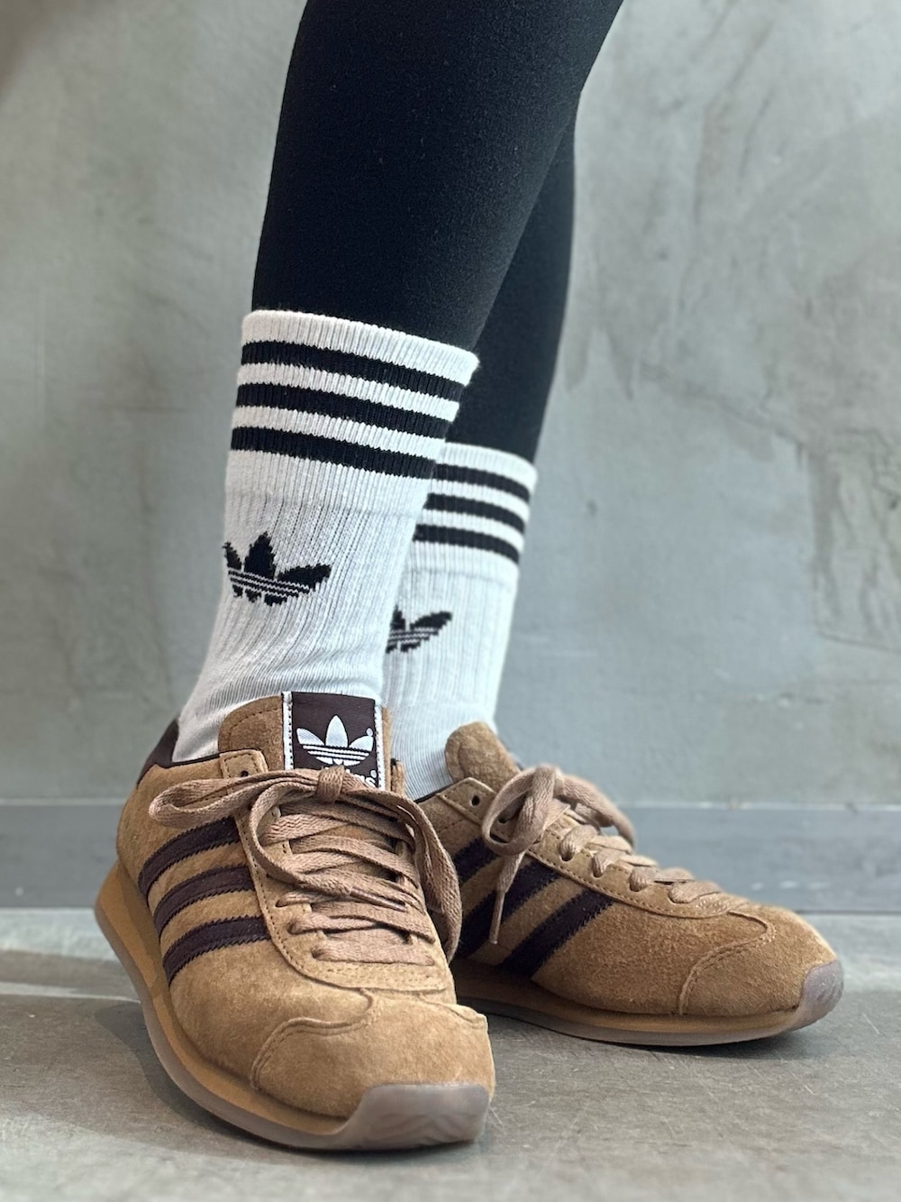 「コート、スニーカー、ジャケット、アウター、adidas、アディダス、adidas originals、カントリー、アディダスオリジナルス、ライトジャケット」｜「adidasのカントリー ジャパン / Country Japan（シューズ、ブラウン系）」を使った、STさん（レディース・159cm）の秋コーディネートの7枚目の写真