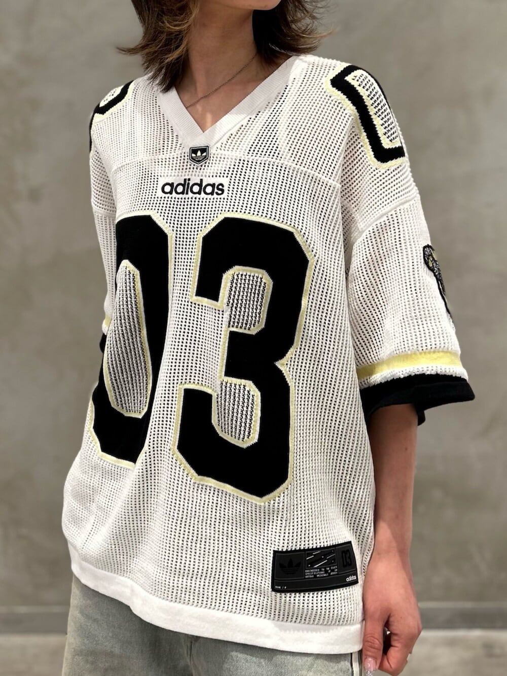 「adilenium、ADILENIUM、オーバーサイズ、デニム、デニムパンツ、デニムジャケット、ニット、Tシャツ、スニーカー、Japan、adidasJAPAN、adidas、adidas originals、アディダス」｜「adidasのAdilenium シーズン 3 2-In-1 デニムシャツジャケット / アディダスオリジナルス adidas Originals（デニムジャケット、ブルー系）」を使った、STさん（レディース・159cm）の冬コーディネートの8枚目の写真