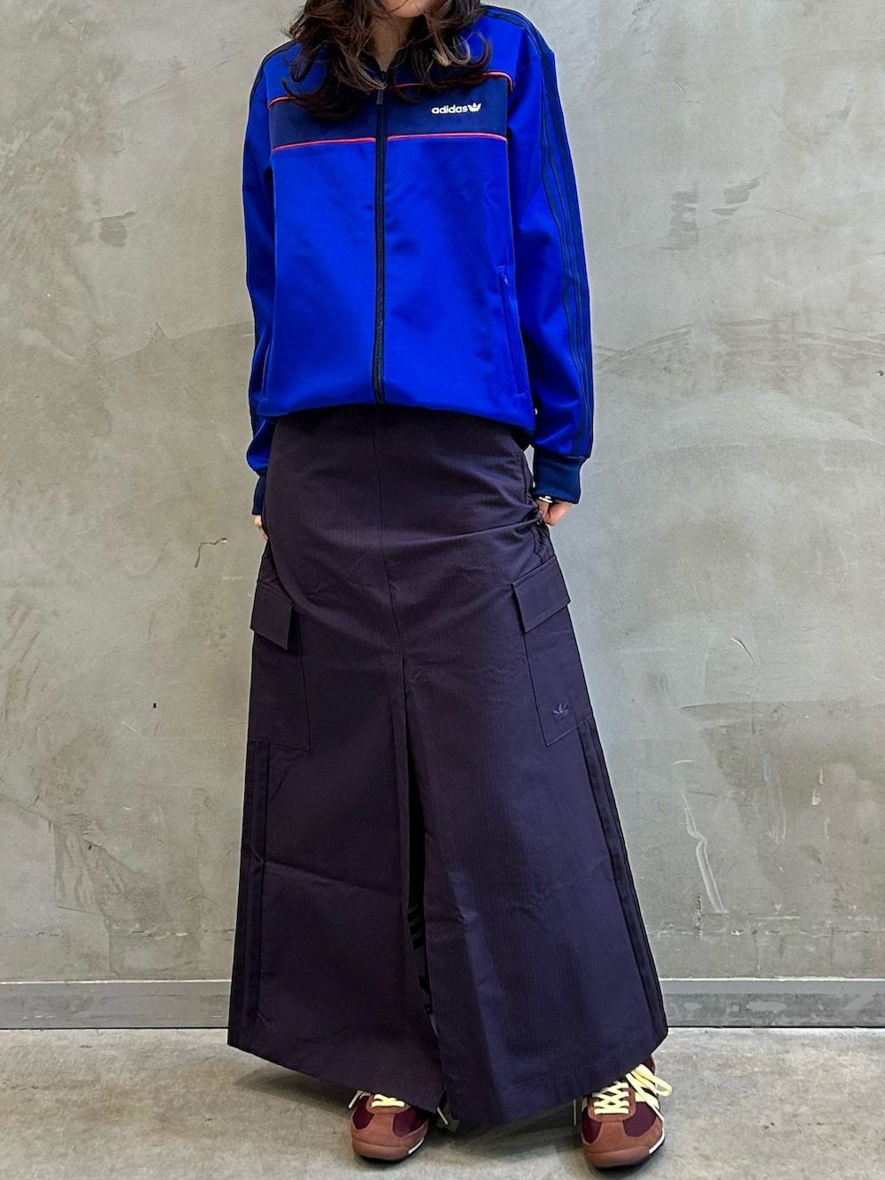 「ジャケット、カジュアル、adidas、ジャージ、マキシスカート、ロングスカート、アディダス、adidas originals、トラックジャケット、トラックトップ」｜「adidasのトラックトップ（ジャージ、ブルー系）」を使った、STさん（レディース・159cm）の冬コーディネートの2枚目の写真