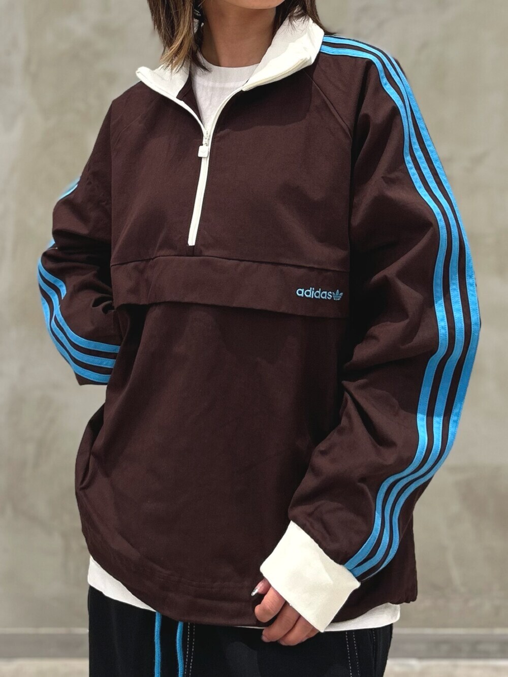 「プルオーバー、ハーフジップ、スウェット、スウェットパンツ、スニーカー、アディダス、adidas originals、ハンブルグ、hamburg」｜「adidasのハンブルク / HAMBURG / アディダスオリジナルス adidas Originals（スニーカー、ホワイト系）」を使った、STさん（レディース・159cm）の冬コーディネートの4枚目の写真