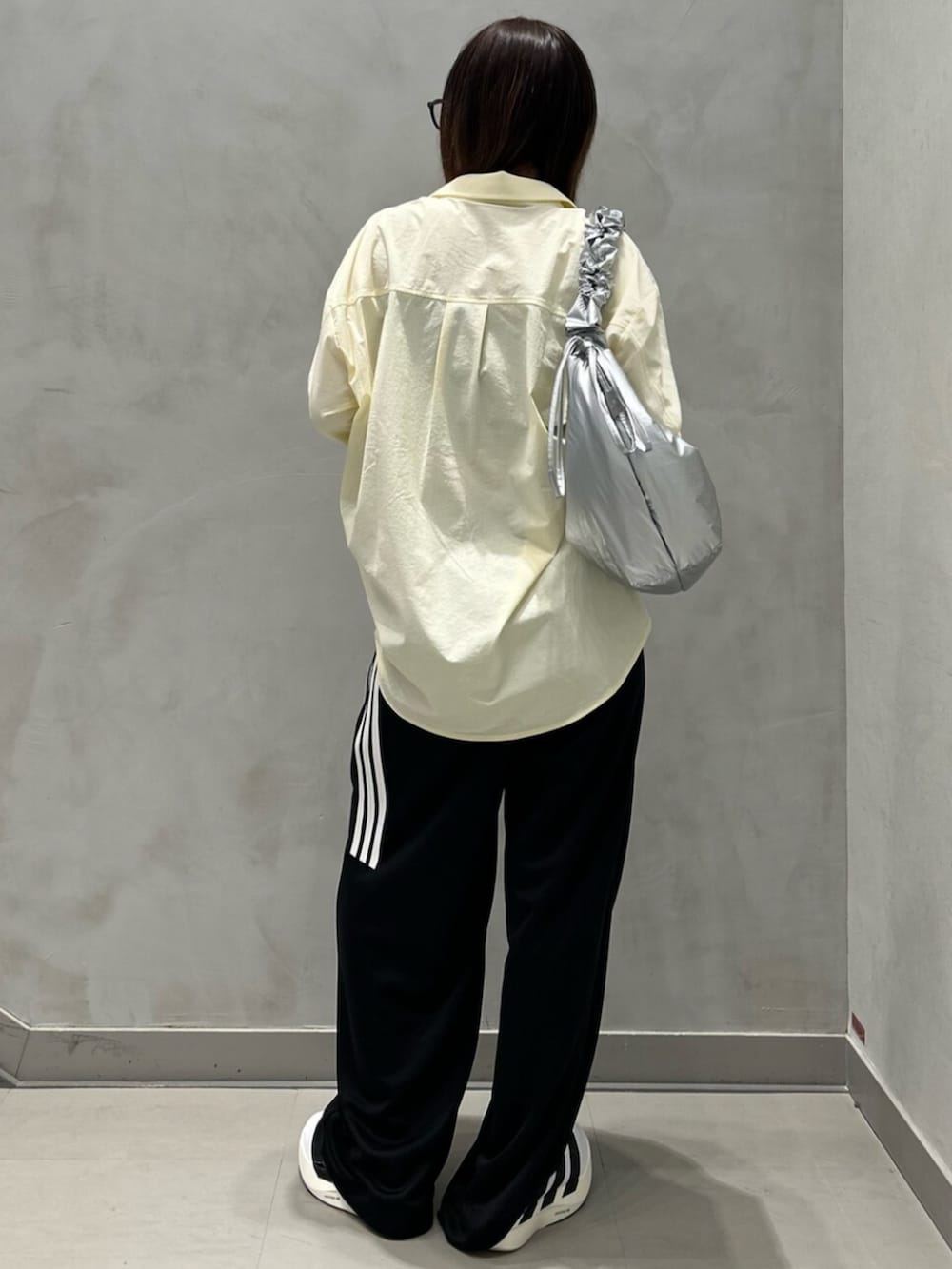 ベージュ系のTシャツ/カットソー、ブラック系のその他パンツ、シルバー系のショルダーバッグを着用したレディースの夏コーディネートの4枚目の写真