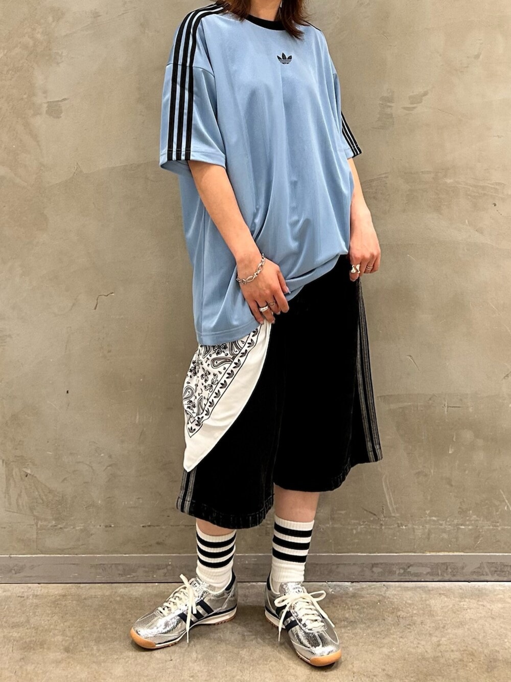 シルバー系のスニーカー、ブラック系のその他パンツ、ブルー系のTシャツ/カットソーを着用したレディースの夏コーディネートの2枚目の写真