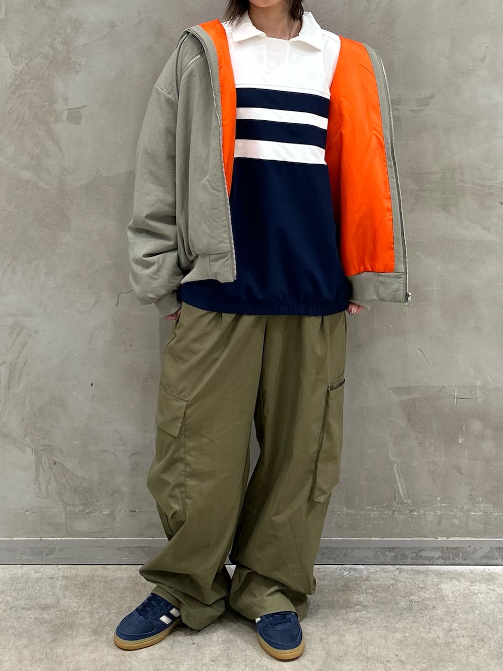 「スニーカー、ジャケット、アウター、adidas、ロンT、アディダス、adidas originals、長袖Tシャツ、ハンドボールスペツィアル、シュムーフォイル」｜「adidasのシュムーフォイル ナイロンキャンバスジャケット/ アディダスオリジナルス adidas Originals（ダウンジャケット/コート、グリーン系）」を使った、STさん（レディース・159cm）の秋コーディネートの3枚目の写真