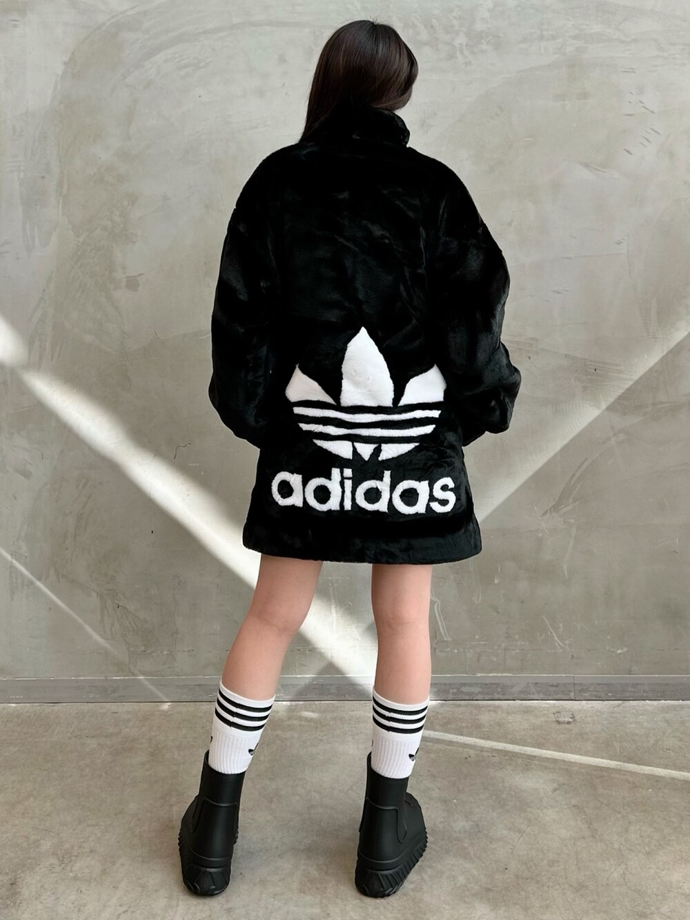 「ファー、ジャケット、アウター、ブーツ、ブラック、adidas、ファージャケット、adidas originals、クロップドトップス、アディフォーム」｜「adidasのソリッドクルーソックス 3足組 / アディダスオリジナルス adidas Originals（ソックス/靴下、ホワイト系）」を使った、STさん（レディース・159cm）の秋コーディネートの3枚目の写真