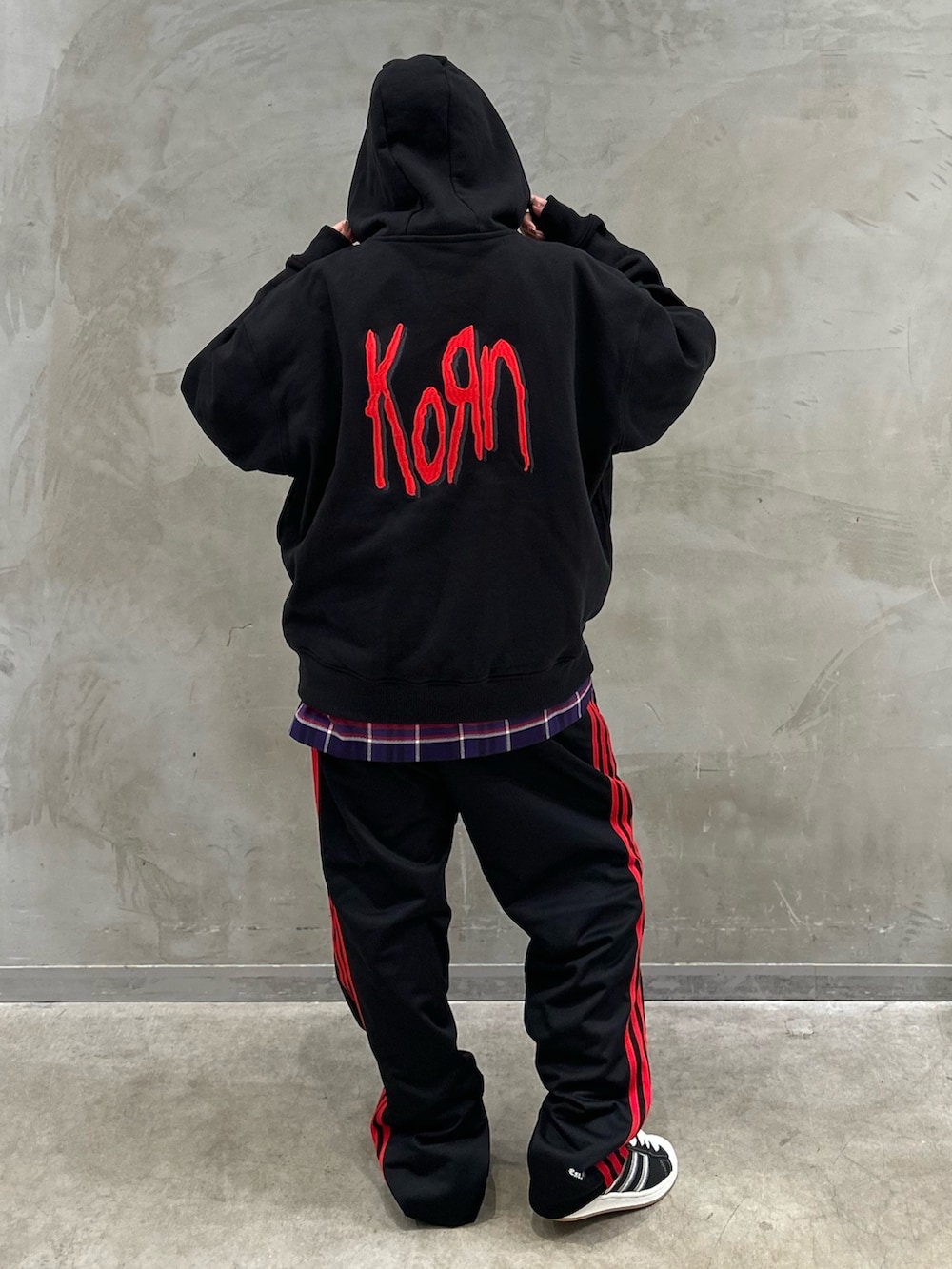 「スニーカー、パーカー、adidas、リバーシブル、ビーニー、トラックパンツ、adidas originals、スーパースター、オーバーシャツ、korn」｜「adidasのアディダス スーパースター Korn / adidas Superstar Korn（シューズ、ブラック系）」を使った、STさん（レディース・159cm）の秋コーディネートの4枚目の写真