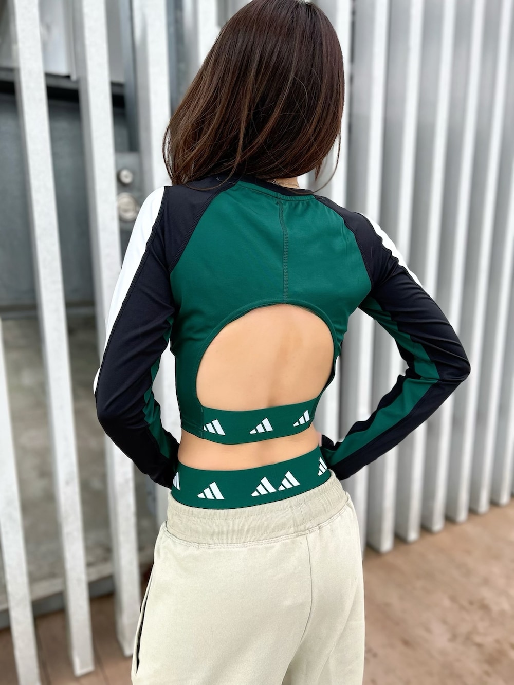 「スウェット、セットアップ、adidas、スポーツウェア、スポーツ、クロップドトップス、トレーニング、ジム」｜「adidas by Stella McCartneyの【adidas by Stella McCartney】 スポーツウェア スウェットパンツ（ジェンダーニュートラル）（スウェットパンツ、イエロー系）」を使った、STさん（レディース・159cm）の夏コーディネートの3枚目の写真