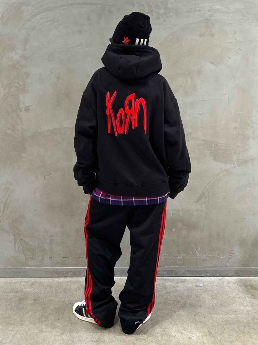 「スニーカー、パーカー、adidas、リバーシブル、ビーニー、トラックパンツ、adidas originals、スーパースター、オーバーシャツ、korn」｜「adidasのアディダス スーパースター Korn / adidas Superstar Korn（シューズ、ブラック系）」を使った、STさん（レディース・159cm）の秋コーディネートの5枚目の写真